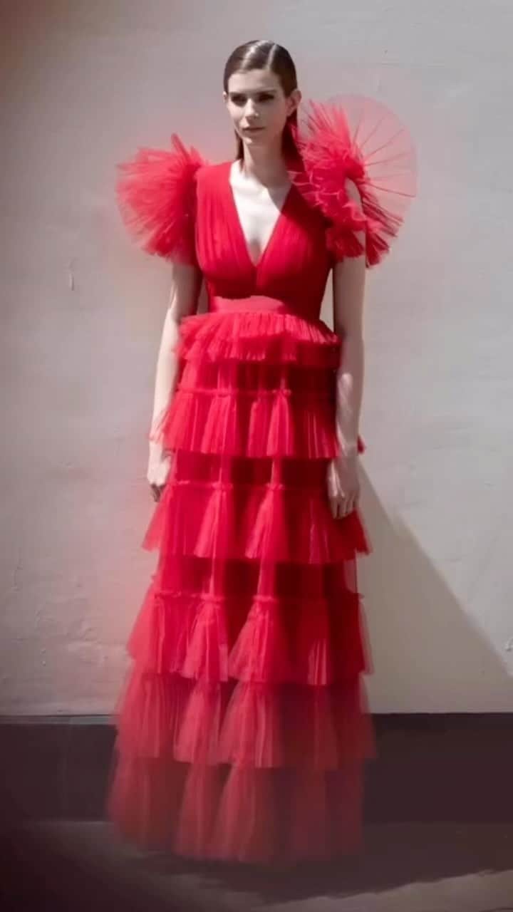 NOVARESE Dress Officialのインスタグラム：「⁡ 日本初上陸となる @huishanzhang  ロンドンに拠点を置くデザイナーです レッドカーペットで着用されることも多く、世界中の女性たちから愛されています ⁡ まもなく、ご案内開始となります どうぞ、お楽しみに！ ⁡ Dress: Nicolette (Huishan Zhang) @huishanzhang @novaresewedding  ※ノバレーゼでは、パウダーブルーに変えてのご案内です ⁡ #ノバレーゼウエディング #ノバレーゼ #ノバレーゼドレス #プレ花嫁 #東京花嫁 #関西花嫁 #名古屋花嫁 #広島花嫁 #福岡花嫁 #ウエディングドレス #ノバレーゼ花嫁 #novaresewedding #novarese   Repost from @huishanzhang   #huishanzhang」