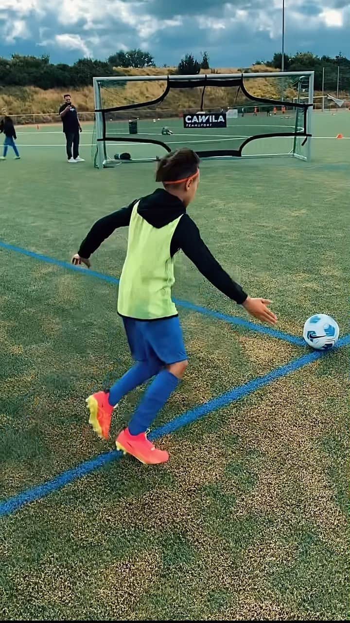 ハンス・サーペイのインスタグラム：「Moin , letzter Tag im Camp in Rodenkirchen.  Let’s Rock it @peterwalocha . #fussball #spaß #fußball #fussballcamp」