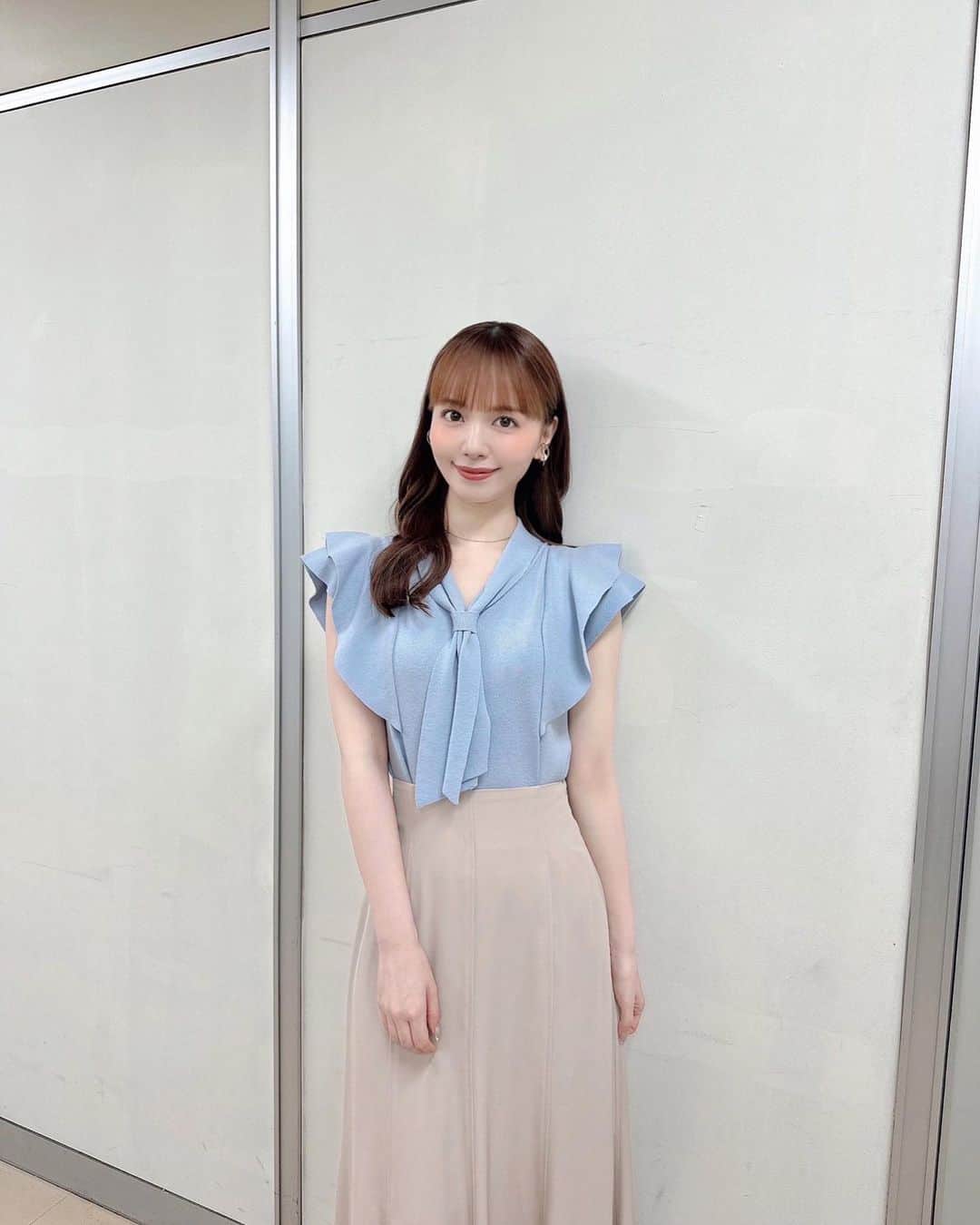 山根千佳のインスタグラム：「. . 本日TSK18:09〜 「Live News イット！」 夕方のニュースコーナーにて 鳥取県のニュースター伯桜鵬関特集🔥  ギリギリの告知となってしまいました🥲 出演させて頂きますので、山陰の皆さん是非！！  そして7月8日の告知です🐬  ・NHK朝6時台「おはよう日本」OA  ・CBC14:00〜 「令和五年大相撲名古屋場所前夜祭」OA  ・TSK18:00〜「SOUP」OA  明日は盛りだくさんです☝️ よろしくお願い致します♡♡ . .  #31sonsdemode #トップス  #スカートコーデ #衣装 #outfit  #ミディアムヘア #山根千佳 #ootd」