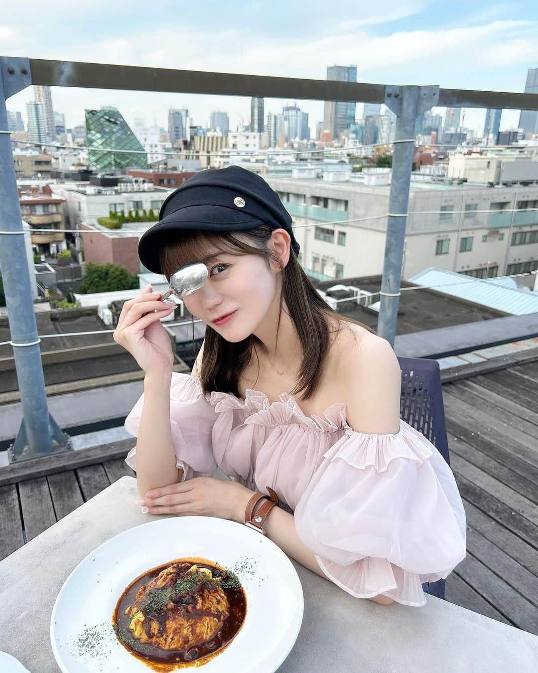 久木田菜々夏さんのインスタグラム写真 - (久木田菜々夏Instagram)「涼しかったから屋上で🔅🔭  最近オフショル可愛くて買いがち☺️  #表参道カフェ」7月7日 20時30分 - nanaka_kukita