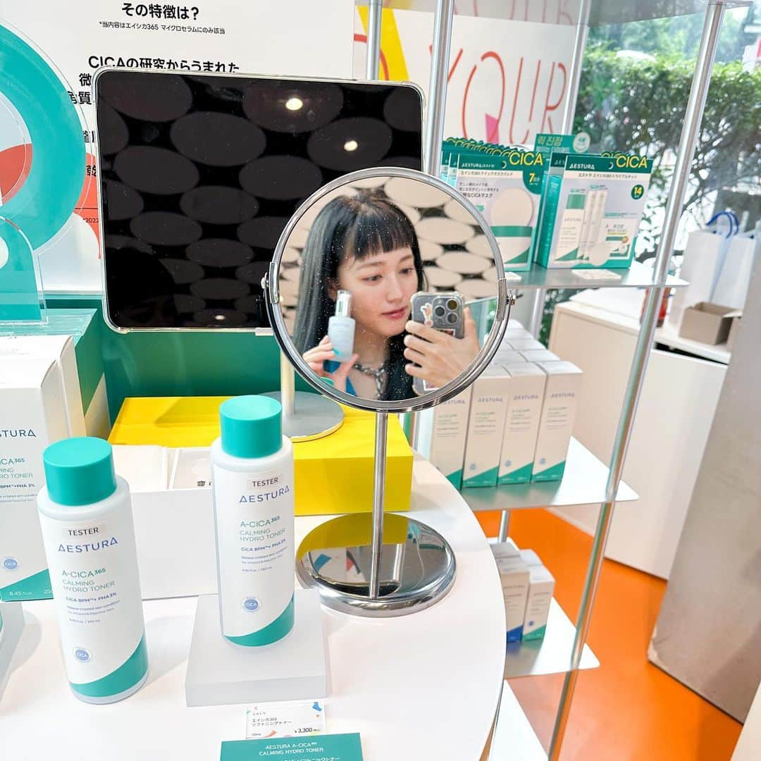 阿島ゆめのインスタグラム：「🫧 . .  @cosmeTOKYOでアモパシフェス開催中!！ 期間は6/28〜7/11だからお早めに🫧 エストラブースにお邪魔してきたのだけど 韓国の皮膚科医さんが最も使用している No.1*ブランドなんだって知らなかったぁ。 ( *22年12月~23年2月、Kantar Koreaの調査結果に基づく) エストラは秋に日本上陸予定で  今エストラの商品を実際に試せるのは アモパシフェスだけだって〜 🩵 . エイシカ365シリーズの瞬間処方CICAセラム  が浸透力がすごくて韓国の OliveYoung(オリーブヤング)ダーマコスメティックカテゴリーで No.1*の CICAセラムだなんて ときめく内容ばかり🥺 テスターで使用させてもらったけど さらっとなテクスチャーなのにうるうるしたから期待大🥹 お土産でいただいたので早速使っちゃう！たのしみ🫶🏻 *2022年度Olive Young内ダーマコスメティックブランド、美容液カテゴリー販売額基準 . エストラ商品サンプルをがもらえる キャンペーンも実施中だからぜひ行ってみて🥰3Fにあったよ〜 #エストラ #アモパシフェ  #メディビューティー #韓国コスメ #PR #エイシカ365マイクロセラム #瞬間処方CICAセラム #マイクロシカ」