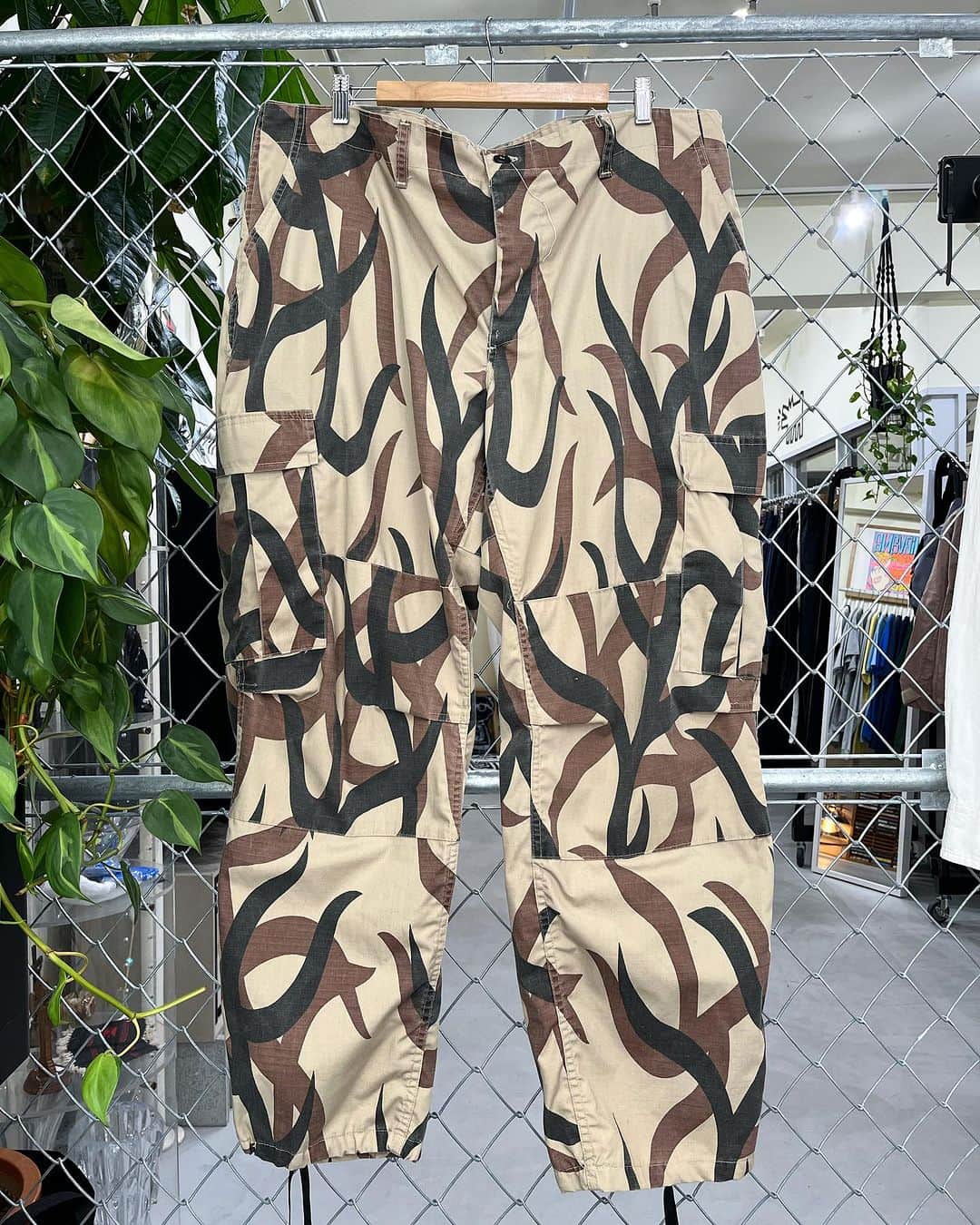 ジャムルさんのインスタグラム写真 - (ジャムルInstagram)「OPEN UNTIL 7:00PM . 80-90's USA製 TRIBAL camouflage CARGO pants . #お問い合わせはお電話で承ります #jammru #osaka  #fashion  #streetstyle  #streetfashion  #vtg  #vintage  #used  #usedclothing  #古着 #古着屋 #ファッション #70s #80s #90s」7月7日 14時19分 - jammru