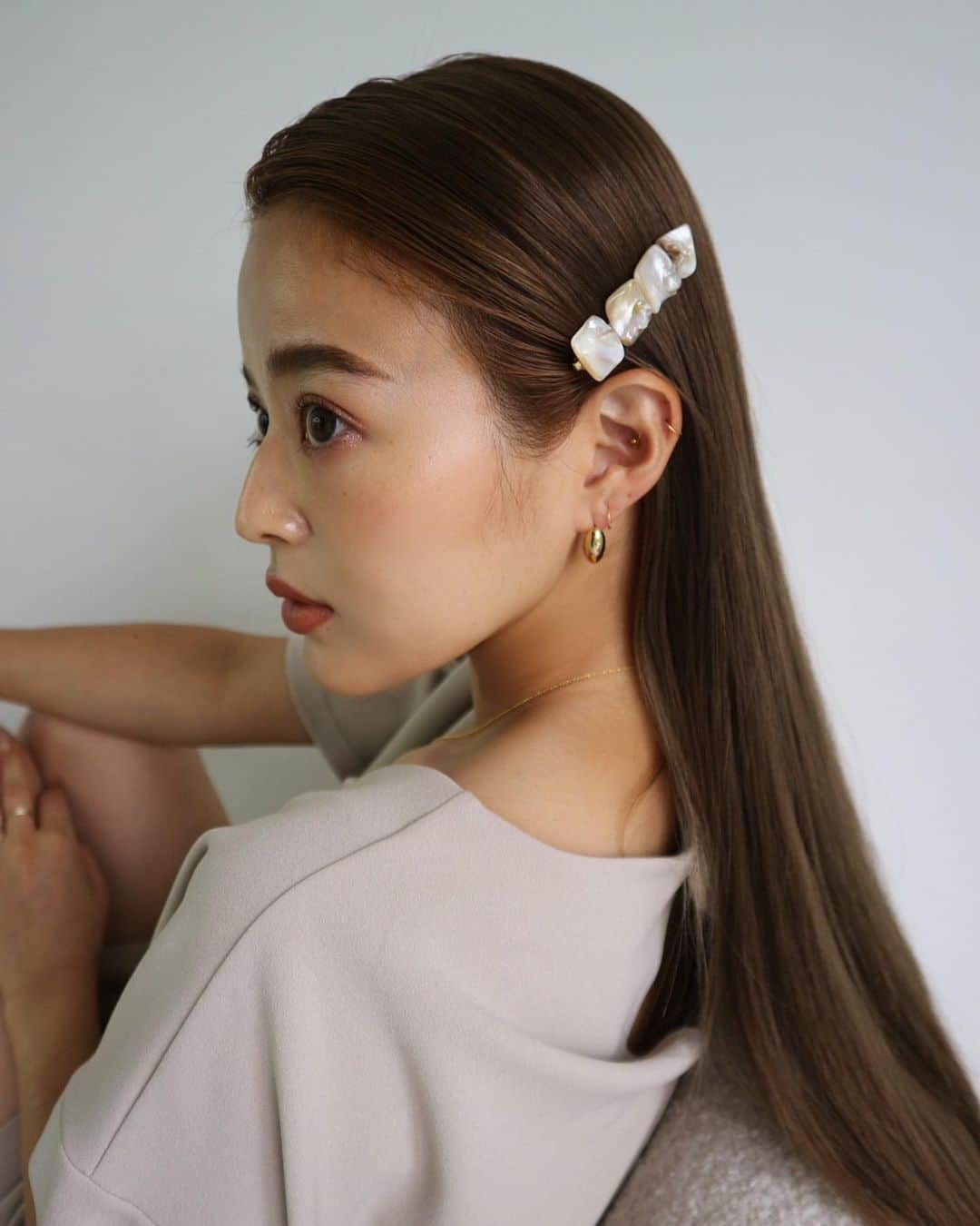 のインスタグラム：「本日7/7 21:00〜ネックレスと同時にこちらのヘアピンも販売STARTです🪄 ◾️Natural Shell Hair Pins ￥1,650 天然シェルのツヤとオーロラカラーが可愛いヘアピンは 大きすぎず小さすぎない丁度いいボリューム感と 主張しすぎないカラーがとめるだけで抜け感を演出してくれます🪄 夏のコーディネートや水着に合わせるのがオススメです✔️ 浴衣ヘアアレンジのワンポイントにも✨ BEIGE：スクエアシェルデザイン IVORY：細オーバルストーンデザイン 【Color Variation】 BEIGE/IVORY  本日7/7 21:00〜是非チェックしてみて下さい✔️ @trunc88_official  #trunc88」