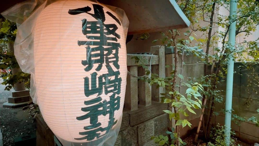 青山草太のインスタグラム：「1年でお山開きの2日間しか登る事が出来ない 小野照崎神社・下谷坂本の富士塚。  登れる時には登る様にしてますが、今年は雨が降ってるのにいつもと比べて…。  富士山のパワーを頂きました。  https://youtu.be/ArHMRF-NcH4  #青山草太#sotaaoyama #小野照崎神社 #お山開き #下谷坂本の富士塚  #富士山 #mtfuji #ユーチューブ #youtube」