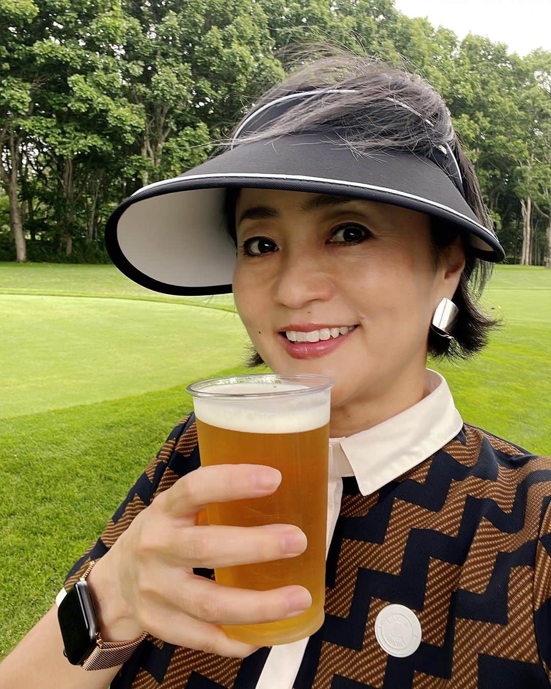 橋本志穂さんのインスタグラム写真 - (橋本志穂Instagram)「2日目のゴルフは 北海道クラシック❣️ 札幌ビールのクラシック飲もうと思ってたけど、、これは生🍺  木陰は肌寒いくらいの サイコーのゴルフ日和🏌️‍♀️  前の日に18ホール歩いて疲れてたので 明日はカートにしよう、、と言いながら 前の晩にラーメン食べてたのにな。 一晩寝たら忘れちゃって また頑張って歩いたよー❣️  クラシックは池越えが多くて、たくさん池に入れてしまいました🤣  途中まで良かったのに 上がってみたらちょうど100  たくさん練習してきましたー。  #ゴルフ #ゴルフ女子 #北海道クラシック  #クラシックビール」7月7日 14時23分 - shihohashimoto3