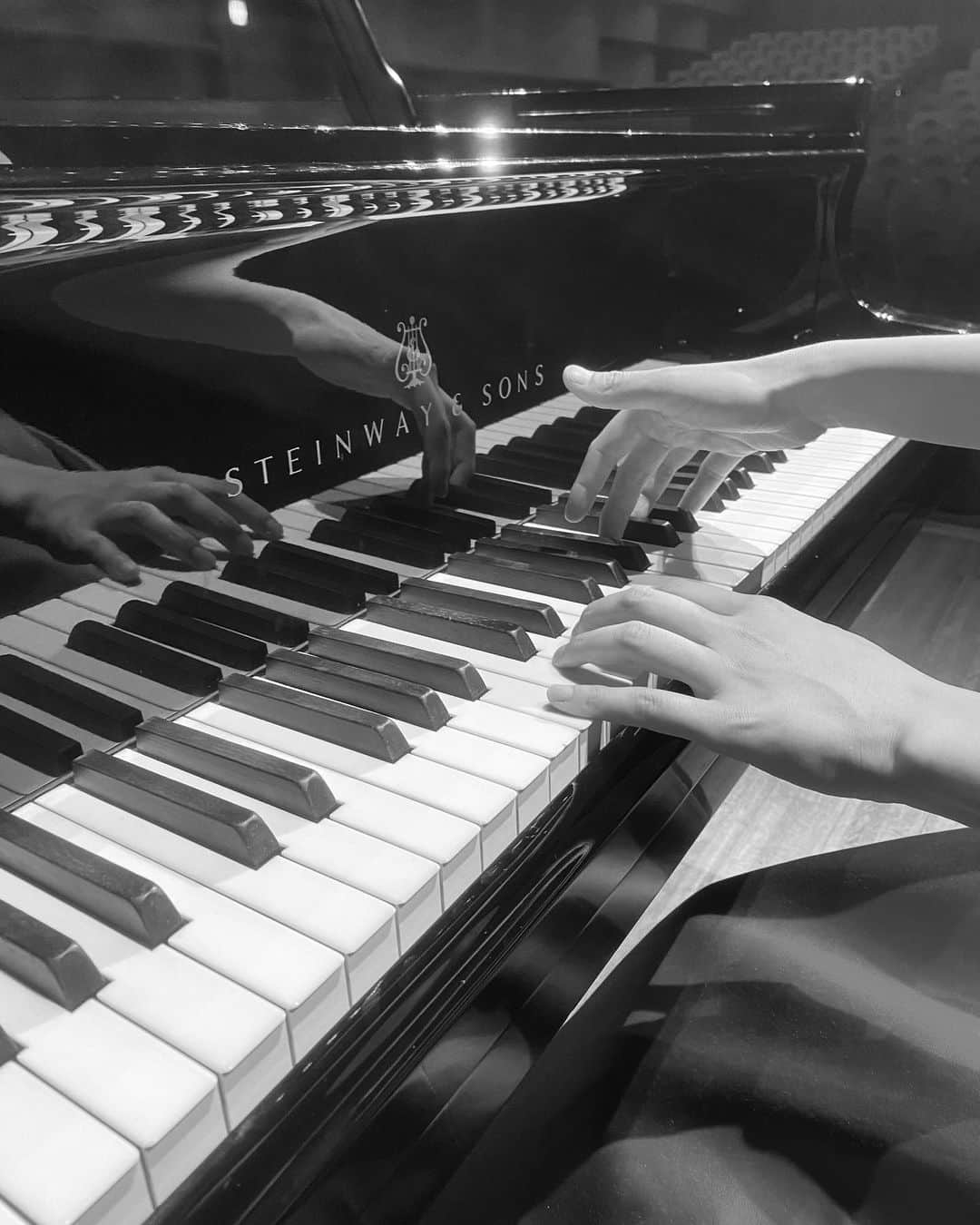 森本麻衣のインスタグラム：「88鍵しかないのに ここからうまれる可能性は 無限大♾‼️👏  だからこそ 奥が深くって魅力的  無限大だけに 理想に向かって 走っても 理想への到達は 簡単ではないけれど　笑  #森本麻衣#ピアノ#ピアニスト#クラシック#ドレス#演奏会#クラシックコンサート#スタインウェイ#👗#🎹#ニューヨークスタインウェイ」