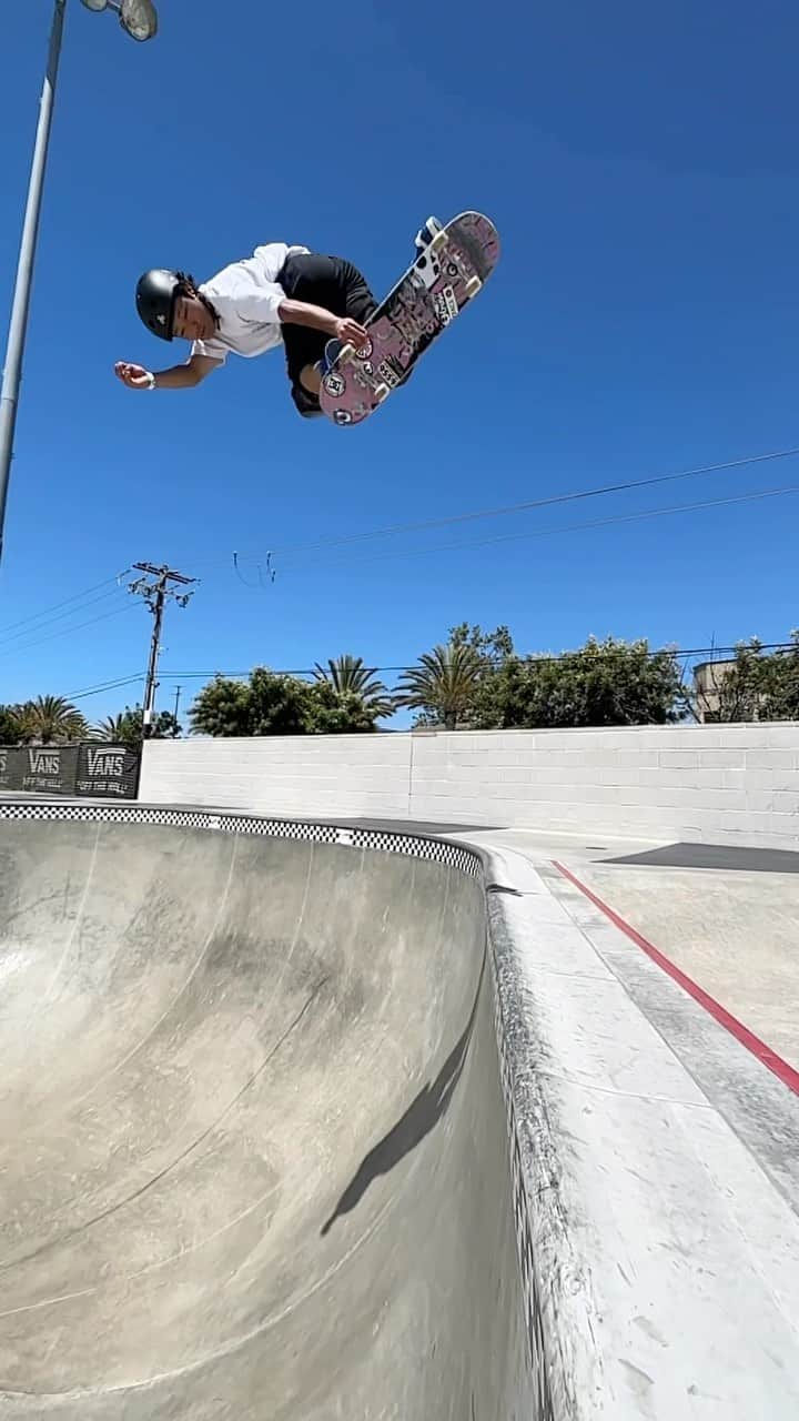 笹岡建介のインスタグラム：「huntington🔥  📷@omarhassan   @dcshoes_japan @dorcus_tbs  @stance_japan @skullcandyjapan @independenttrucks @187killerpads @triple8nyc @hi_5.skatepark  #dcshoesjapan #dcshoes #skullcandyjapan #bells #independenttrucks #triforce_k #hi_5 #dorcus_tbs #6556skateboarding #showgekiskateboards #fivecrossskatepark#13mind#make___#skate#skateboard #instagood #instagram #instalike #beach #huntington #la #fun #thankyou」