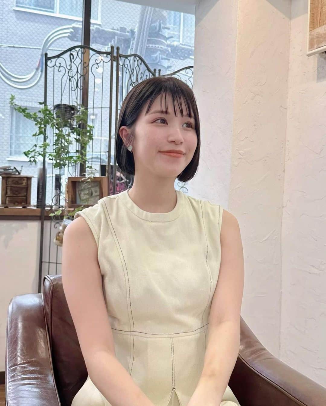 川島菜月のインスタグラム：「. . . 髪の毛短くしてイメチェン✂️ だが、この長さだと気づかれない😌 . →Before . . #ボブ　#ボブヘア　#ダークカラ」