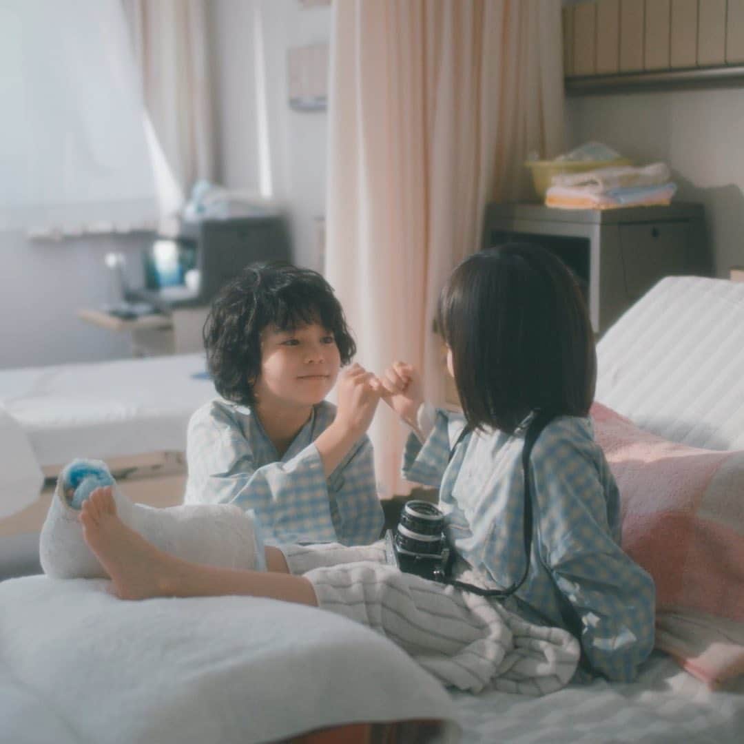 のインスタグラム：「本日7/7公開の映画『1秒先の彼』 主題歌「P.S」のMusic Video公開しました📮  今回のMVは映画とコラボさせていただいた映像に🎥  主人公ハジメとレイカの幼少期時代、映画では語られなかったビハインドストーリーとなっています💭  是非ここでしか見られない二人の表情と一緒に、映画を楽しんでもらえたら嬉しいです☺︎」