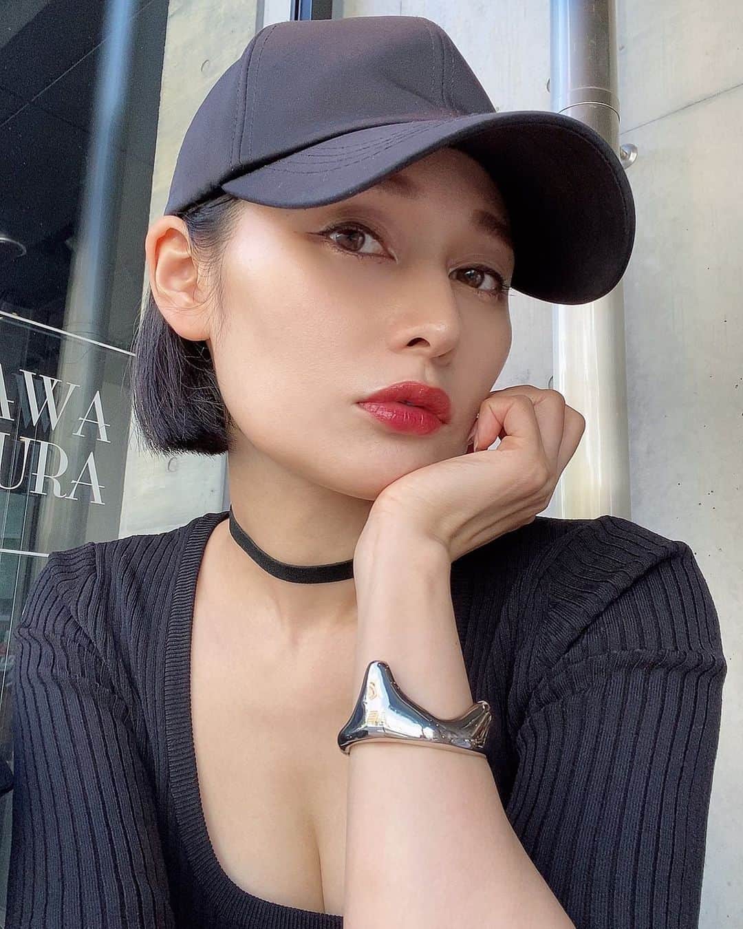 佐藤乃莉のインスタグラム：「そろそろ  カフェラテも冷たいのが 欲しくなる🧊  #キャップ #black#ブラックコーデ」