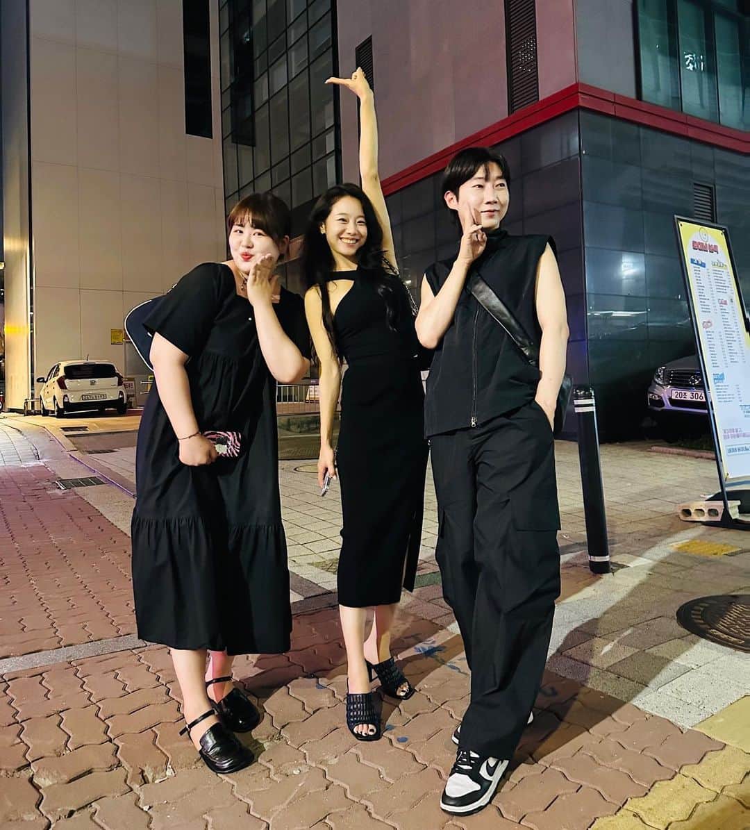 イ・シウォンのインスタグラム：「HOW TO WEAR ALL BLACK 🐜🖤」