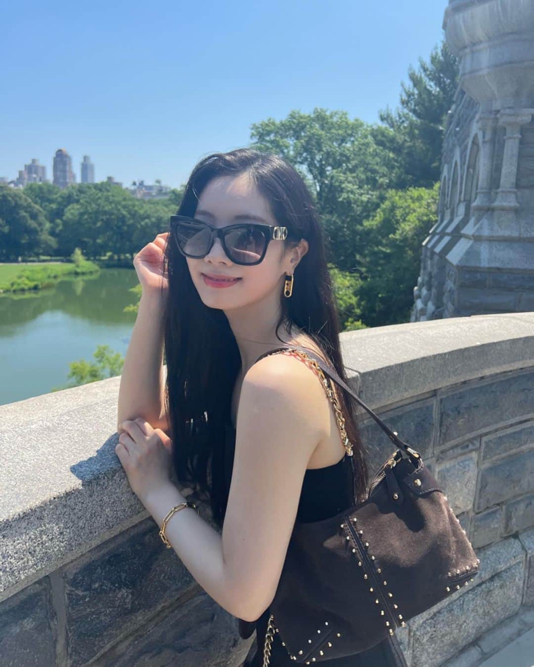 ダヒョンのインスタグラム：「#ad #michaelkors #MKAstor @michaelkors 🖤」