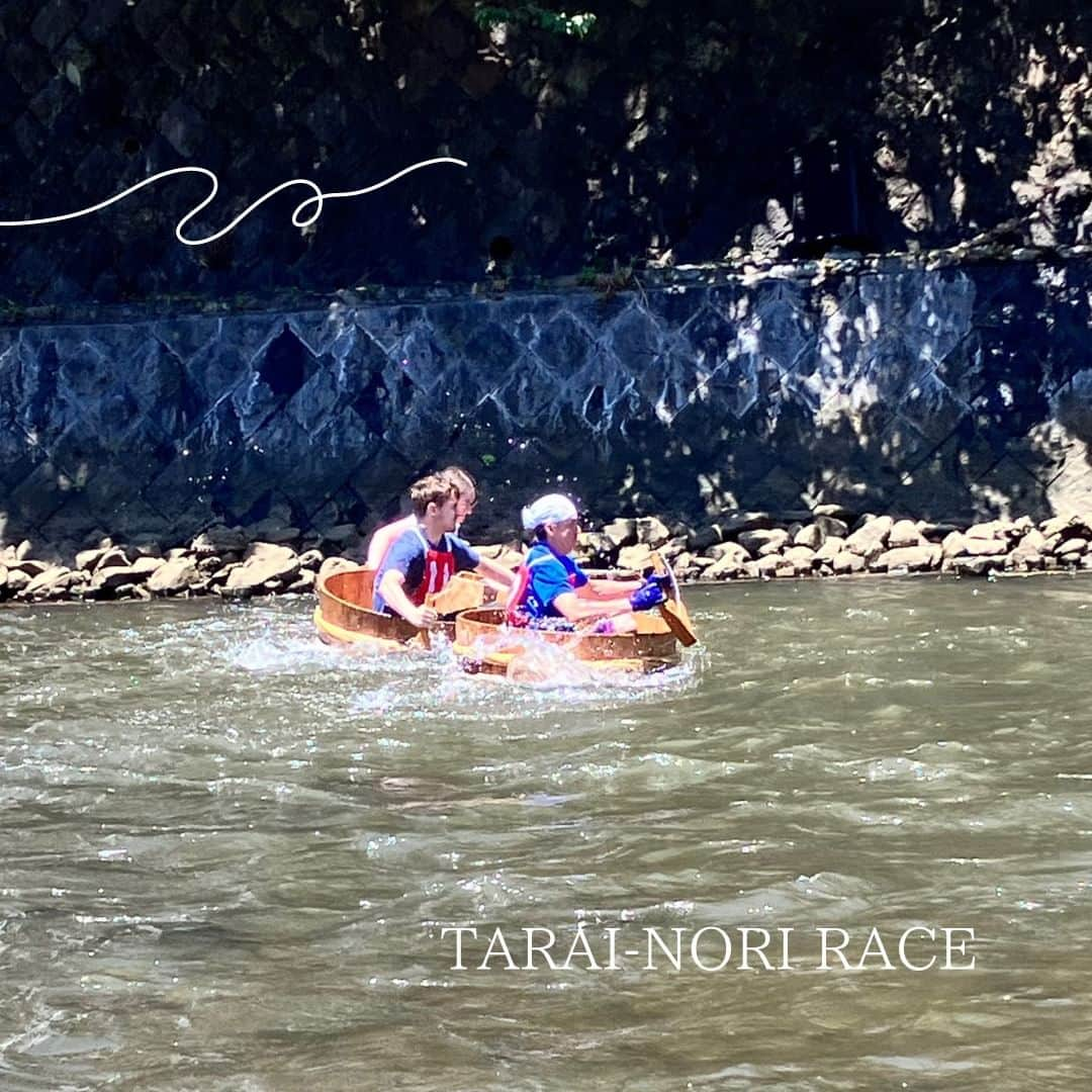 伊東市公式アカウントさんのインスタグラム写真 - (伊東市公式アカウントInstagram)「【伊東松川タライ乗り競走】  伊東の中心街を流れる松川で、 先日観光イベントの「伊東松川タライ乗り競走」が行われました🚣‍♂️☘  タライ乗り競走は、伊東市友好都市のイタリア共和国リエティ市のリノ川で行われている半分に切ったワイン樽に乗って川を下る「樽乗り競走」と似ていることから、民間で交流のきっかけになり、リエティ市との友好関係を深めたイベントです！！  晴天下の中松川を下る選手の皆さんはどなたも心から楽しそうにしていました♪ ぜひ来年も楽しみしてください。  （ENG） Ito Matsukawa TARAI-NORI Race  At Matsukawa River, which runs through the center of Ito, Ito Matsukawa Tarai Riding Race" was recently held as a tourist event. 🚣‍♂️☘☘  The Tarai Riding Race is similar to the "Barrel Riding Race" held on the Reno River in Ito's friendship city of Rieti, Italy, where people ride down the river on wine barrels cut in half, which led to a private exchange and deepened the friendship between Ito and Rieti!  All of the competitors looked like they were really enjoying themselves as they raced down the Pine River under the clear skies. Please look forward to next year's event.  follow by @itouji_official   #タライ乗り競走 #タライ乗りレース #タライ乗り競走面白かった #わたしといとうと　#静岡県　#伊東市　#伊豆　 #伊東グルメ　#伊東ランチ　#伊東温泉　#伊東旅行　 #伊豆グルメ　#伊豆旅行　#いいね伊豆　 #旅行好きな人と繋がりたい #旅スタグラム　#日帰り旅行 #地域おこし協力隊 #izu #ito_stagram #ito #izutrip #itocity」7月7日 14時43分 - itouji_official