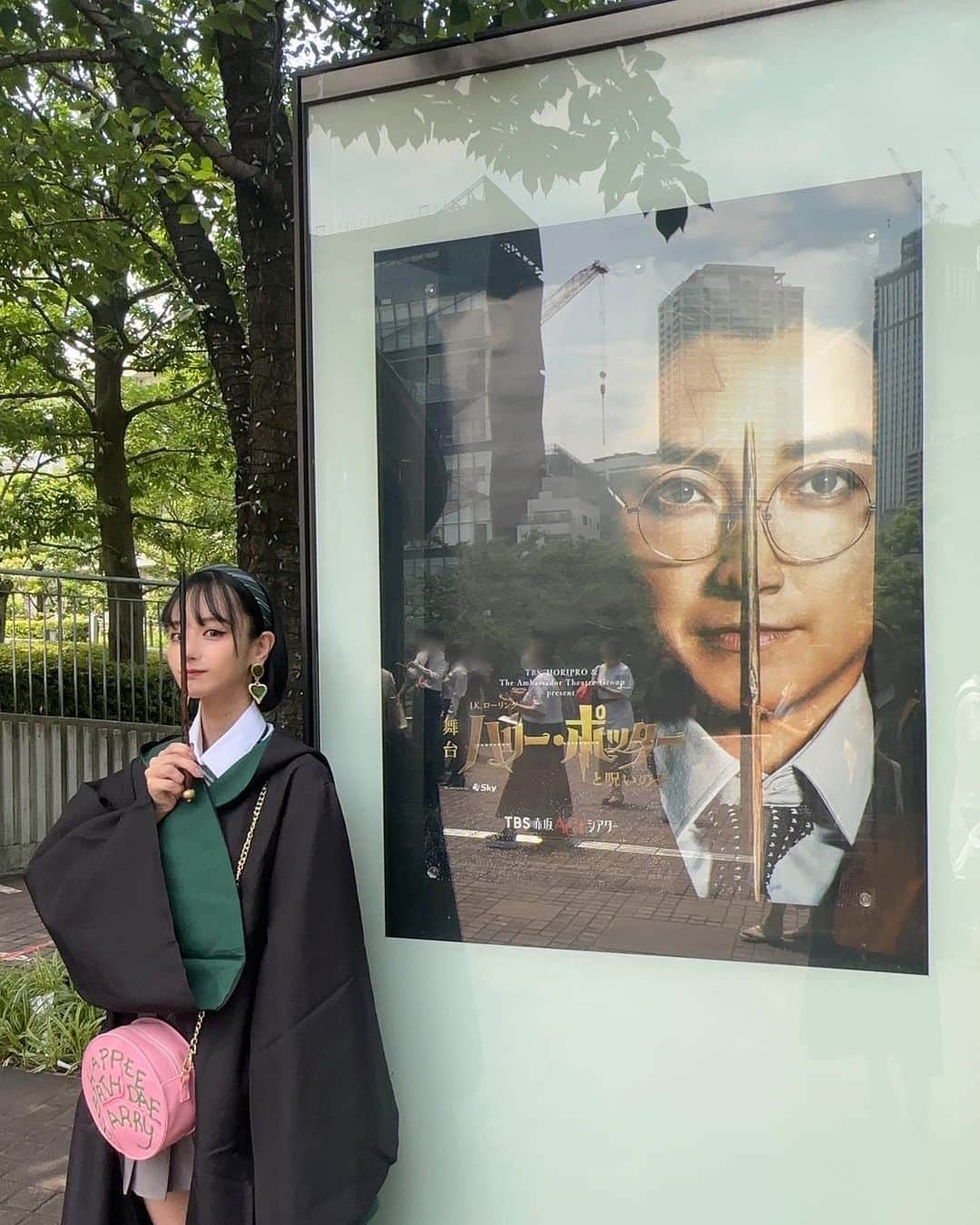 のインスタグラム：「舞台『ハリーポッターと呪いの子』 黒沢ちゃんと観てきました🕰️🪄  約4時間弱ある劇でしたが目を逸らしたら 何が起こったか分からない位場面転換がスムーズで あっという間でした！ 魔法とか舞台の仕掛けがすごいっていう 前情報はありましたが予想以上すぎる 豪華な舞台でずっとマジックを見ている感じ！  素晴らしいハリポタの世界観でした〜！！  (藤原竜也さんスタイル良すぎてびっくりした...)  そしてマルフォイが終わりの挨拶の時も 頑なに頭全然下げない会釈で解釈一致すぎた笑 . . 黒沢ちゃん誘ってくれてありがと〜🐈‍⬛✨  #ハリーポッターと呪いの子 #舞台ハリポタ」