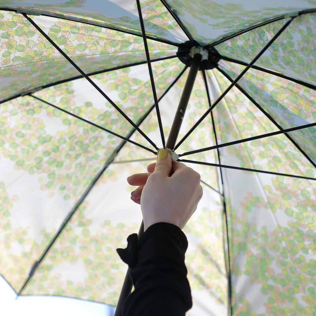 銀座 蔦屋書店さんのインスタグラム写真 - (銀座 蔦屋書店Instagram)「【フェア】イイダ傘店 夏の傘展2023  「イイダ傘店 夏の傘展2023」を店頭とオンラインにて開催中です。7月31日(月)まで。  毎年恒例となっているイイダ傘店のフェア。 今年も、傘作家・飯田純久氏がテキスタイルデザインから手がけた雨傘、日傘、晴雨兼用傘をはじめ、傘の⽣地をそのまま利⽤したバッグ類やポストカードなど、イイダ傘店の世界観を生活の様々なシーンで楽しめるよう、幅広いラインナップの商品を取り揃えております。 イイダ傘店の商品を彩る素敵なテキスタイルデザインのひとつひとつは、飯⽥⽒が⽇常⽣活の中で⼿にしてみてふと気になったもの、季節ごとの植物の⽣き⽣きとした様⼦などを繊細な線と淡い⾊彩で表現し描いたスケッチの中から厳選されたもの。デザインにあわせて⽣地の質感や刺繍での表現⽅法などを細かく決めることで、イイダ傘店ならではのこだわりのテキスタイルとなっています。  お気に入りのテキスタイルで仕立てられた、それぞれのライフスタイルにあう商品を見つけ、生活に彩りを添えてみませんか。  イイダ傘店 傘作家イイダヨシヒサが主宰する個人オーダーの傘屋。 日傘・雨傘・晴雨兼用傘をオリジナルデザインの布地から仕立てる。 店舗は無く、年二回の受注会とイベントでの販売会で全国を巡回。 傘のほかにもテキスタイルデザインから発展させた布モノ紙モノを制作している。 また映画・舞台などの傘制作や異業種とのコラボレート、その他にも傘にまつわる活動を行う。  オンラインストアでは、7月10日（月）10:30から販売開始いたします。  ▶蔦屋書店オンラインストア https://store.tsite.jp/feature/721.html    会期 2023年7月1日(土) - 2023年7月31日(月) ※終了日は変更になる場合があります。 時間 10:30～21:00 場所 銀座 蔦屋書店 文具売り場 主催 銀座 蔦屋書店 問い合わせ先 03-3575-7755  ▶詳細はこちら https://store.tsite.jp/ginza/event/stationery/34500-1203410626.html  #イイダ傘店 #飯田純久 #傘 #アンブレラ #可愛い傘 #かわいい傘 #高級傘 #日傘 #晴雨兼用傘 #テキスタイル #テキスタイルデザイン #布モノ #紙モノ #傘イベント #umbrella #parasol #textile #textiledesign #textiledesigner #textilepattern #gsix #ginzasix #銀座 #蔦屋書店 #ginza #銀座蔦屋書店 #ginzatsutayabooks #tsutayabooks @iidakasaten　@ginza_tsutayabooks_stationery」7月7日 14時44分 - ginza_tsutayabooks