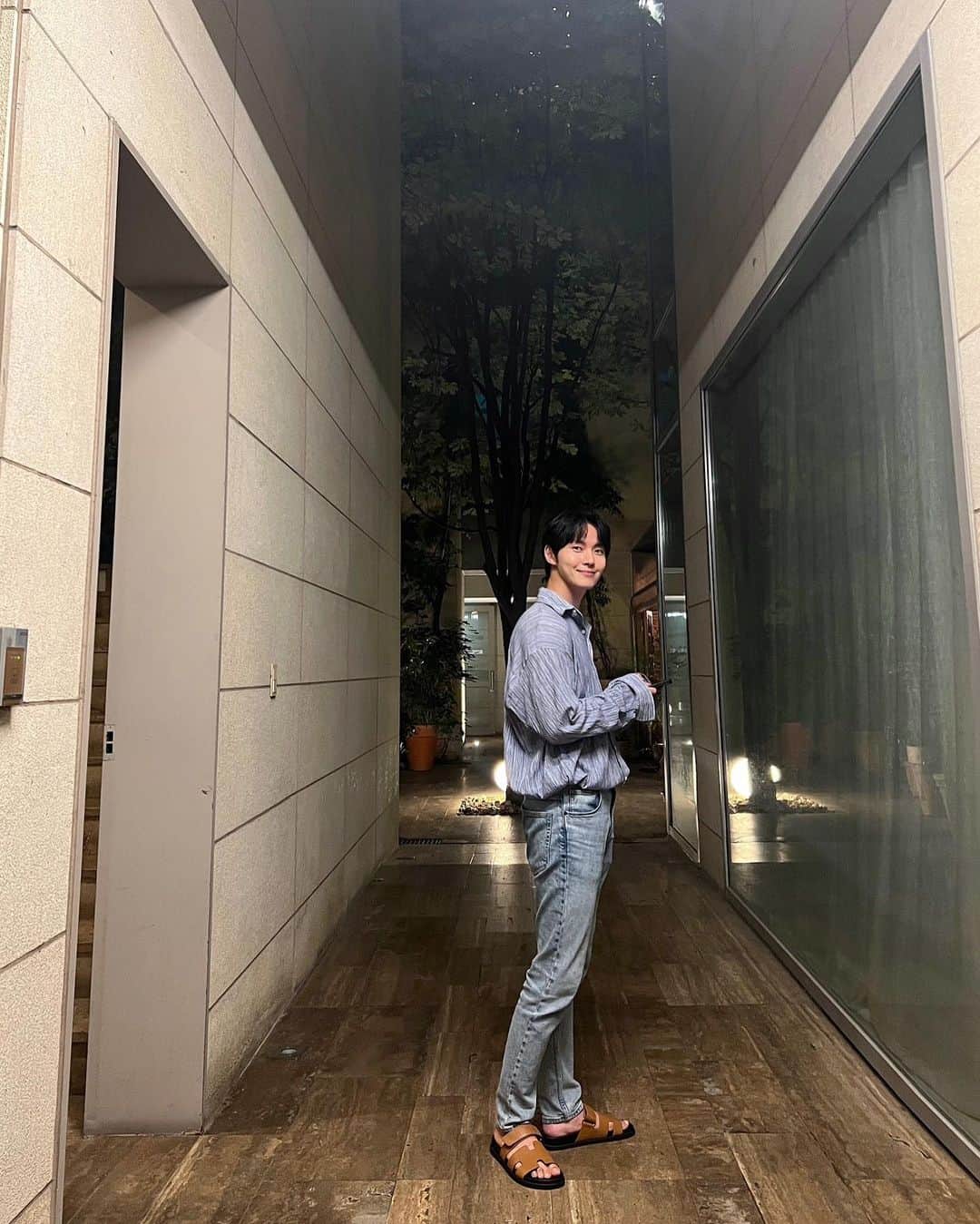 イ・ミンホのインスタグラム：「🚶🏻」