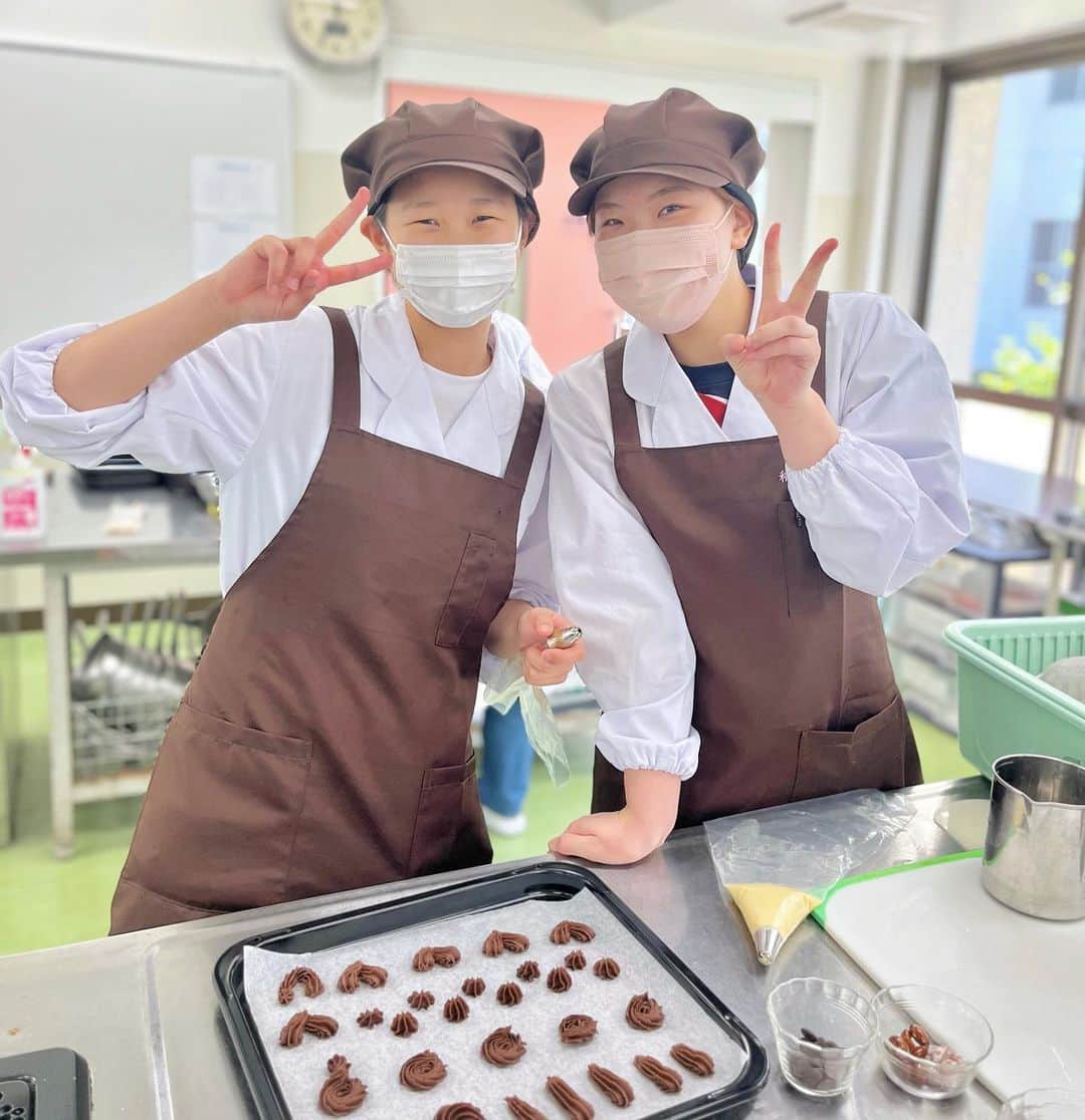 福岡女子短期大学さんのインスタグラム写真 - (福岡女子短期大学Instagram)「💎健康栄養学科 １年生 「基礎調理学実習１」  今回の学習内容は、焼き菓子（ケーキ）、砂糖の温度変化でした。  お菓子作り プロの指導のもと ポッシュドサブレ・フルーツケーキ・アマンドフィレを作りました✨  飾りのドライフルーツやナッツの彩りも良いですね♪  #福岡女子短期大学  #健康栄養学科 #栄養士のレシピ  #栄養士 #栄養士の卵 #スイーツ作り」7月7日 14時47分 - fukuoka_wjc