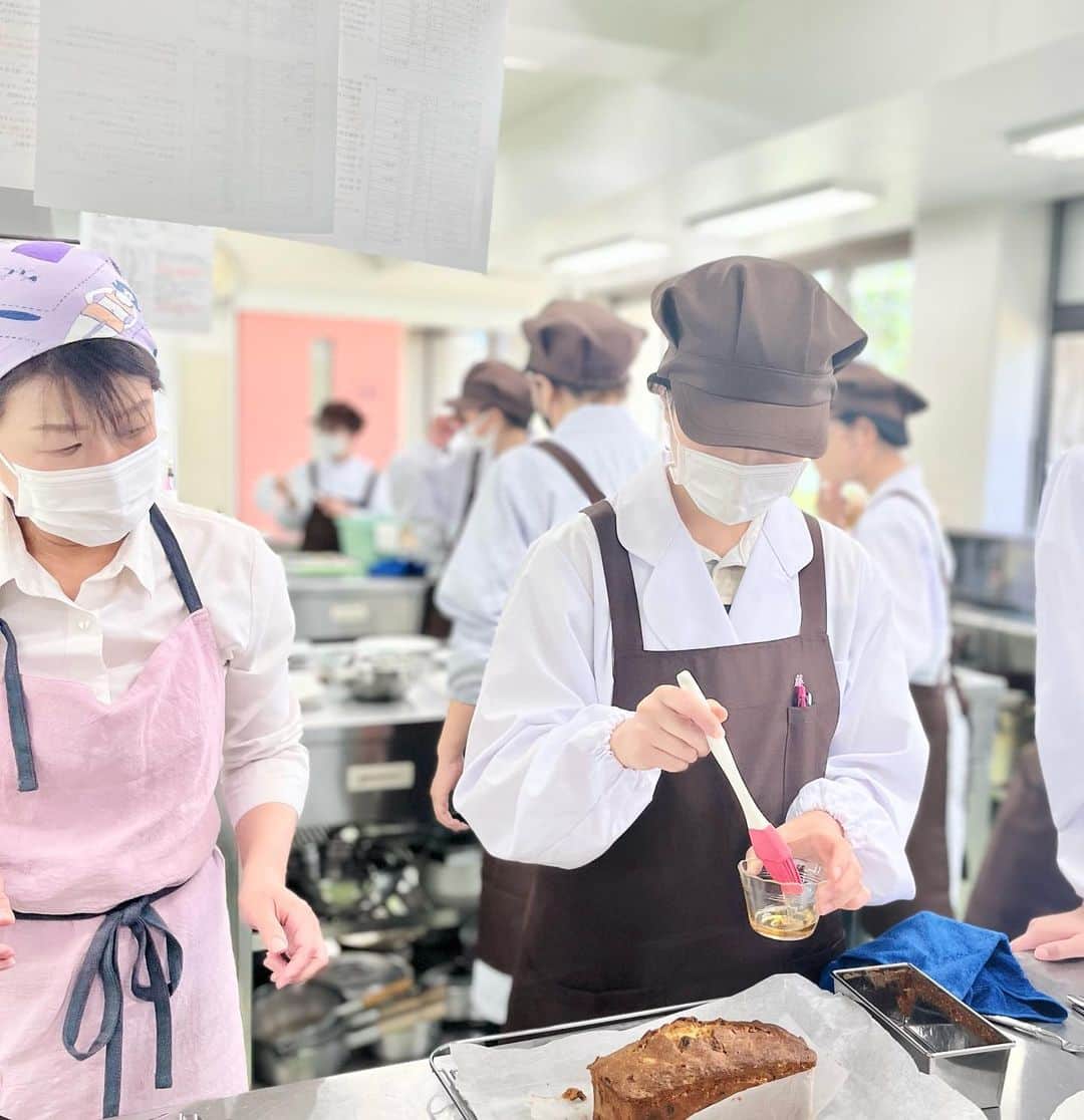 福岡女子短期大学さんのインスタグラム写真 - (福岡女子短期大学Instagram)「💎健康栄養学科 １年生 「基礎調理学実習１」  今回の学習内容は、焼き菓子（ケーキ）、砂糖の温度変化でした。  お菓子作り プロの指導のもと ポッシュドサブレ・フルーツケーキ・アマンドフィレを作りました✨  飾りのドライフルーツやナッツの彩りも良いですね♪  #福岡女子短期大学  #健康栄養学科 #栄養士のレシピ  #栄養士 #栄養士の卵 #スイーツ作り」7月7日 14時47分 - fukuoka_wjc