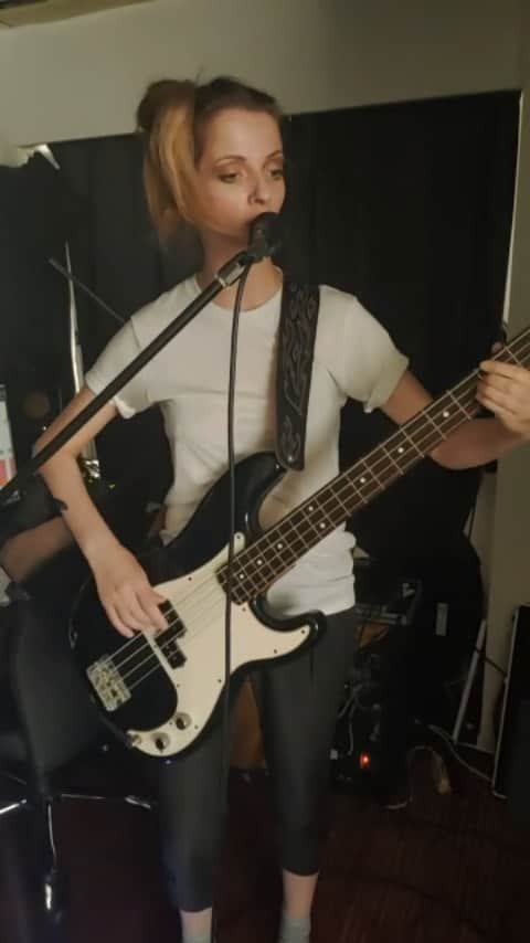 アナンダ・ジェイコブズのインスタグラム：「Practicing my bass line w/vocals. ♪ #Mirror original song by me. Who is your soulmate? What do they mean for you? We can have many in the form of friends, teachers, lovers, or acquaintances. Music video on YT. #anandajacobsmusic #homestudio #livemusic #transcendentalmusic #bandrehearsal #fenderbass #bassistgirl #bassistsinger #singerbassist #etherealmusic #ソウルメイト #ベーシストシンガーソングライター #ベーシストシンガー #外国人ミュージシャン #スピリチュアル音楽 #ヒーリングミュージック」