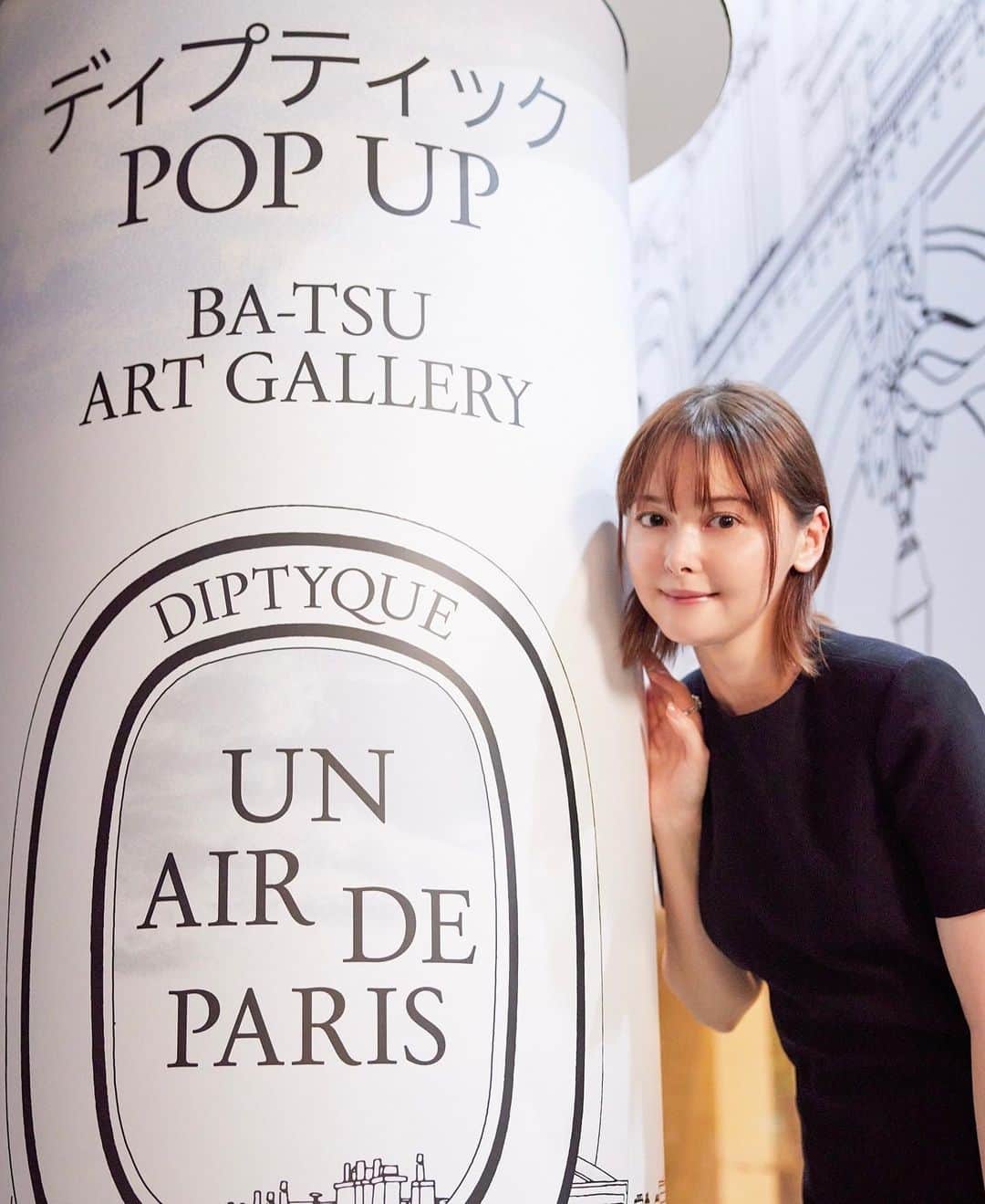 玉城ティナさんのインスタグラム写真 - (玉城ティナInstagram)「7/7〜17まで表参道のBA-TSU ART GALLERY/STANDBYにて 開催されているポップアップイベント 「Un Air de Paris（アン エール ドゥ パリ/パリの空気）」に行ってきました。 Diptyque 創業の地であるパリの街を香りで体感するこのイベントはなんと世界に先駆けて日本での開催だそうです。 メゾンのインスピレーションや 職人技の源へと通じる、グラフィカルで夢のように美しい散策へと誘う旅となりました。  調香師とアーティストのアトリエを パリからそのまま持ってきたような空気感。 全ての香りも試せたり、 ポップアップでしか買えない限定商品もありました。 ペーパーキャンドルのワークショップ も張り切って取り組みました🩵笑  PÂTISSERIE ASAKO IWAYANAGIが考案したパリと東京をイメージしたアイスクリームまで楽しめます🍨  予約制ですがどなたでも入れるそうなのでパリを巡る想像の街歩きをぜひ💭  @diptyque #DIPTYQUE  #ディプティック#Diptyqueunairdeparis  #Diptyqueパリの空気   Un Air de Paris  Diptyque   私がこの日まとっていたのは、 LOMBRE DANS LEAUという香りです🌬️」7月7日 14時53分 - tinapouty