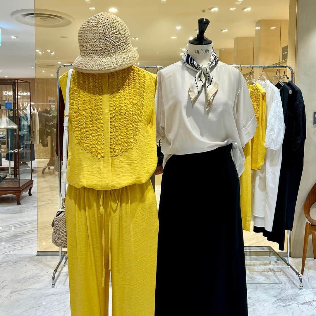 デミルクス ビームス 新宿のインスタグラム：「. ✨warm color✨  Demi-Luxe BEAMS レーヨンリネン フリルシャツ ¥17,600 （税込） No. 64-01-0642-152  Demi-Luxe BEAMS カールマイヤー ブラウス ¥13,200 （税込） No.64-01-0073-847  . 【《保存ボタン》を押して頂くと、気になる商品を後から見返すことができます◎ぜひお試しください🥰】  #demiluxebeams #demiluxebeams_shinjuku  #デミルクスビームス #BEAMS  #ビームス」