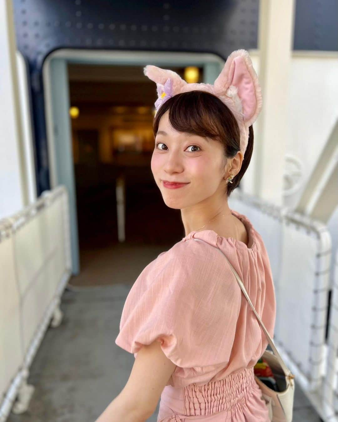 真彩希帆さんのインスタグラム写真 - (真彩希帆Instagram)「みなさま、こんにちは☺️☀️  七夕 のこの日🎋🌟  私事ですが おかげさまで元気に楽しく！！ また一つ歳を重ねることができました🐣🫧  生きていることに心から感謝し、 さまざまな形でいただく愛を  身体いっぱい心いーっぱいに感じ、 それをしっかりと受け止め  愛情を下さる方に、真心込めて向き合うことは変わらずに😌🧡  朗らかに明るく、日々を大切に過ごしたいと思います！  いつも本当にありがとうございます❤️  お祝いメッセージも沢山！ ありがとうございます🥹💌  「人生は素晴らしき冒険旅行」 まだ見ぬ世界へ行くぞ✈️！！  #心から愛を込めて #真彩希帆 #🕊️  ディズニーシーに前日バースデーで行ってきました☺️笑 笑顔でいるのが一番だ！！！🧡 楽しかった〜🎂🌟」7月7日 15時00分 - maayakiho