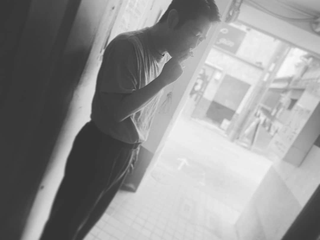 宮田麺児さんのインスタグラム写真 - (宮田麺児Instagram)「祇園の合間。 哀愁のタバコ  新喜劇　金成  #吉本新喜劇 #金成」7月7日 15時01分 - miyatamenji