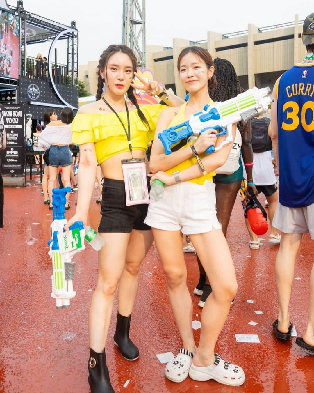 Block.fmのインスタグラム：「【ファッションスナップ】「WATERBOMB SEOUL 2023」（ソウル公演）｜水に濡れてもおしゃれな夏フェスコーデをチェック！  “びしょ濡れフェス”ならではのコーデポイントを聞きました。インタビューを担当した @yonyon.j からのコメントも掲載。  スナップはプロフィール→Linkin.bioから🫧🔫  #WATERBOMB #WATERBOMBSEOUL #WATERBOMBJAPAN #ウォーターボム #ウォーターボムジャパン」