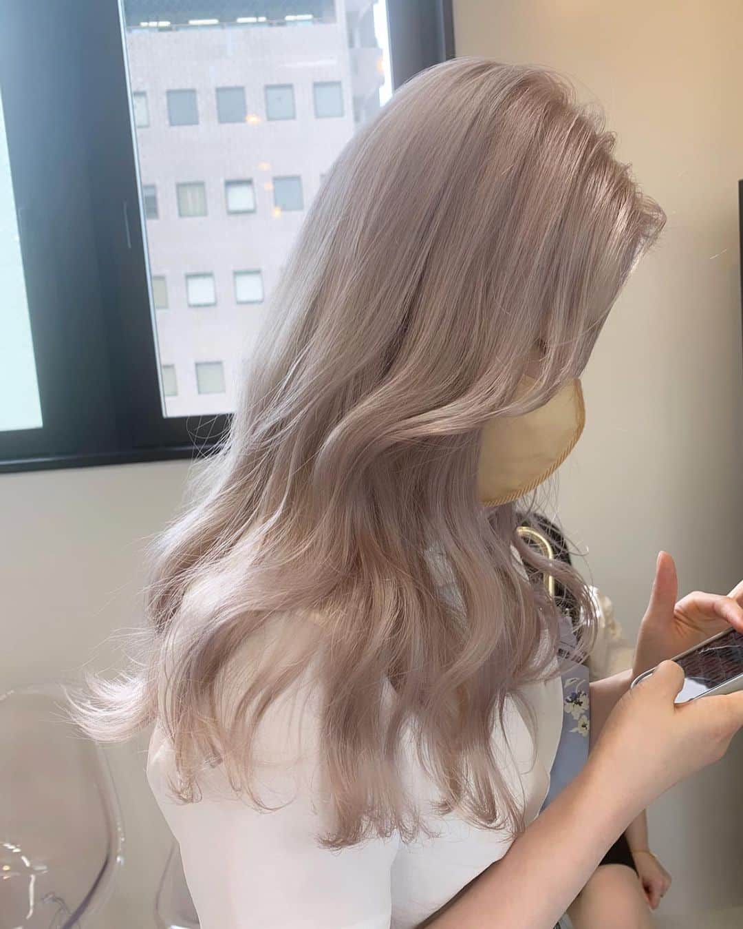 Beleza_official_instagramのインスタグラム：「ホワイトパール🫧  #ブリーチ2回 から♡  ＊選択クーポン＊ 【emi指名限定】と記載のメニューからお選びください  カット＋Wカラー＋内部補修トリートメント　¥20,000〜 カット＋ハイブリーチカラー＋内部補修トリートメント　¥26,400〜  ご予約はプロフィールに記載のURLホットペッパー又は、dmから 初回は髪の履歴や状態によりお時間が長くかかる可能性がありますのでハイブリーチメニューでのご予約がオススメです❕  ブリーチはだれを任せるかで仕上がりも、今後の髪の状態もとっても差がでる技術です ハイクオリティなヘア是非お任せください🎀  来店時にケアの方法もたっぷり お伝えします♡ ダメージレスでムラのない艶ハイトーン一緒に育てていきましょう🌙💫  #ヘアカラートレンド#リタッチブリーチ#ブリーチカラー#ブロンド#ハイトーン#ハイトーンカラー#ハイトーンピンク#ピンクカラー#ハイトーンミルクティー#グレージュカラー#ミルクティー#ミルクティーカラー#ピンクミルクティー#ミルクティーベージュ#ブロンドヘアー#ブロンドカラー#インナーカラー#ハイトーンボブ#ホワイトピンク#ピンクベージュ#ピンクブロンド#ホワイトベージュ#ホワイトカラー#ホワイトブロンド#抜きっぱなし#抜きっぱなしブロンド#emi_special」