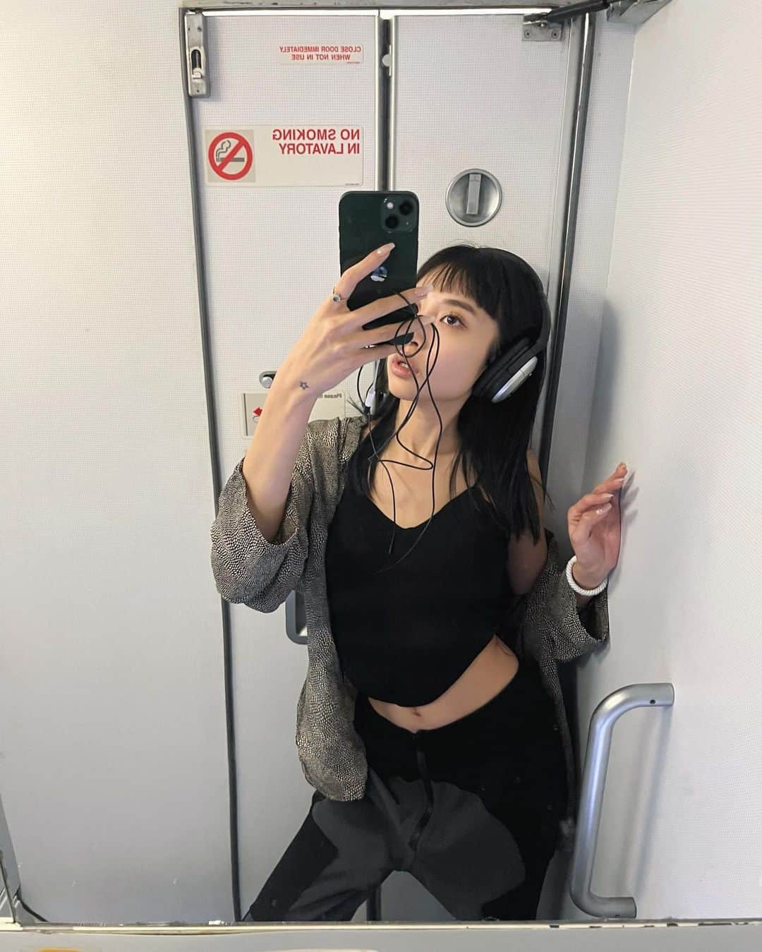 Juriのインスタグラム：「あまり寝れずに早朝のフライト タイについてすぐに、車で4時間くらいの街に。 夜散歩してたら建設中の遊園地に迷い込み、迷子になって 足パンパンになった初日🎡  #thailand #chantaburi  pants #juemi」