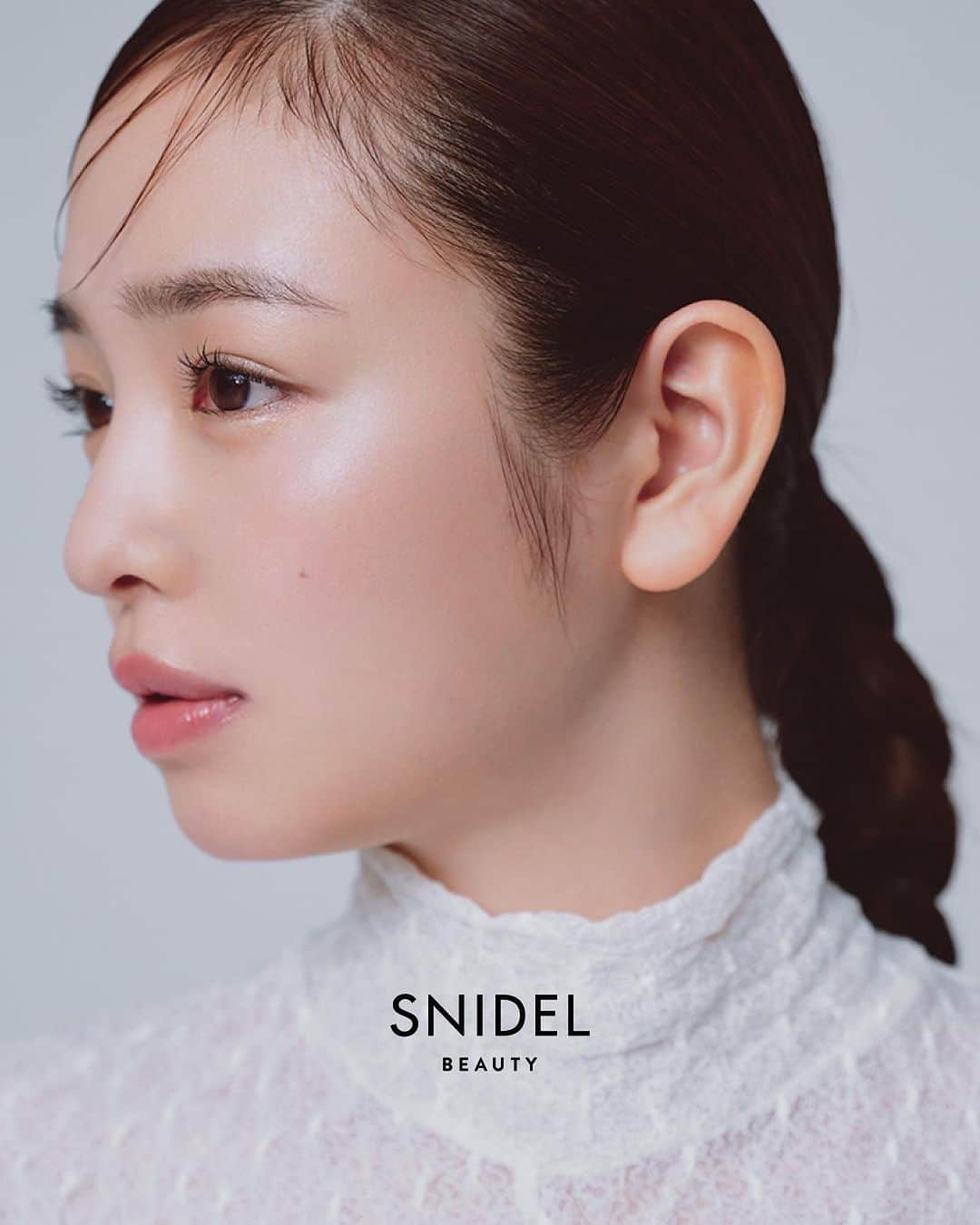 snidelさんのインスタグラム写真 - (snidelInstagram)「【SNIDEL BEAUTY New Product】  SNIDEL 柔滑珠光胭脂 全6色 HK$286 落在雙頰之間的無垢色彩。獨自享受如素肌般細膩的色調與光澤。宛如雪紡般柔軟細膩的質感，輕柔地貼合肌膚。 蘊含植物油的濕潤柔軟粉末能順滑地融入肌膚，讓色彩持續艷麗。 Shop Now: bit.ly/46CaMmI  SNIDEL 亮澤防曬調色底霜全2色 30g HK$314 SPF50 PA++++ 賦予素肌自然光澤的高效防曬調色底霜。自然遮蓋毛孔、凹凸洞和膚色不均，打造水潤透亮的肌膚。 集防曬、底妝、提亮於一身的高性能底霜。 Shop Now: bit.ly/46Bbalb  ━━━━━━━━━━━━━━ ▷銷售點︰ Cosme Kitchen (Mira Place 1) USAGI ONLINE網店同步發售  #cosmekitchenhk #SNIDELhk #SNIDELBEAUTYhk #CLEANBEAUTY #blush #basemakeup #highlighter #胭脂 #底霜 #底妝」7月7日 15時10分 - snidelhk