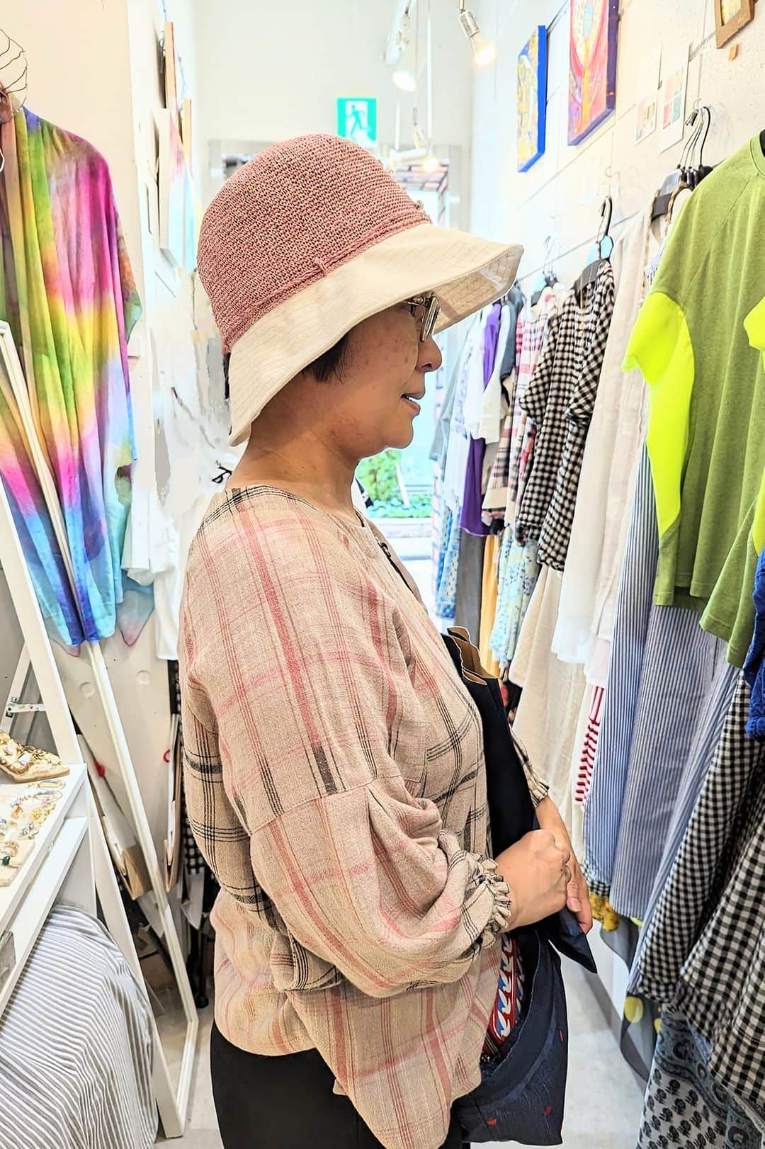 平井富子のインスタグラム：「美容院帰りに、ぺぺちゃんがお立ち寄り〜  オープン当時からのお客様。とても明るくてオシャレ〜  可愛い麻のトップス、キラキラが付いたピンクの帽子を気に入って頂きました。そのまま着用。お似合い〜  また、遊びに来て下さい!」