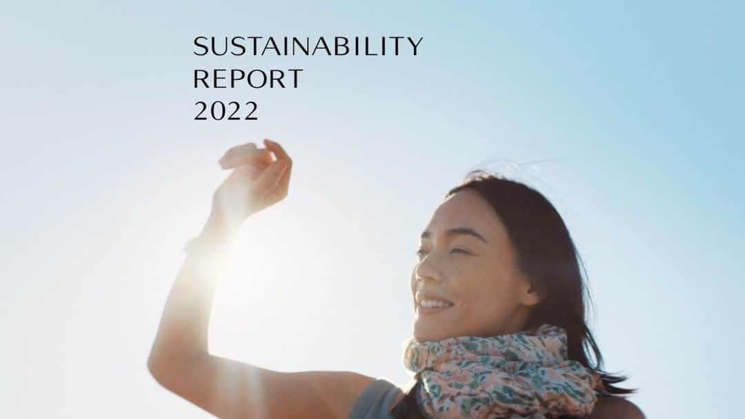 資生堂 Shiseido Group Shiseido Group Official Instagramのインスタグラム：「Our 2022 Sustainability Report has been officially released!  Included in the report are our FY2022 performance and progress based on our medium-to-long-term ESG strategic initiatives.  Shiseido has set six strategic actions centered on different material issues, three each in the areas of environment and society.  Our strategic actions for society focus on addressing social issues primarily through our diversity and inclusion (D&I) initiatives. The following are the three strategic actions: “Advancing Gender Equality,” which we will implement by leveraging our strengths as a beauty company; “Empowering People Through the Power of Beauty,” which will help people shine as their true selves; and “Promoting Respect for Human Rights,” which underlies all our activities.  Our actions for the environment are based on the idea of banbutsu shisei, the phrase from which our company name “Shiseido” originates. We are working to develop technologies and business models that can reduce environmental impact and realize a circular economy. To do so, we are taking the following three strategic actions throughout the entire value chain: “Reducing our environmental footprint,” “Developing sustainable products,” and “Promoting sustainable and responsible procurement.”  We aim to become the most trusted beauty company and realize a sustainable world where everyone can enjoy a lifetime of happiness through the power of beauty.  https://corp.shiseido.com/sustainabilityreport/en/2022/  「サステナビリティレポート2022」を発行しました。中長期のESG戦略に基づき、2022年の進捗と活動実績を報告しています。  私たちは、社会・環境領域でそれぞれ３つの戦略アクションを掲げています。社会領域では、D&Iを中心に社会課題の解決に取り組んでいます。ビューティーカンパニーとしての特性をいかした「ジェンダー平等」、自分らしく輝くことに貢献する「美の力によるエンパワーメント」、そしてすべての活動の根底となる「人権尊重の推進」の3つの戦略アクションを実行しています。  環境領域では、社名の由来でもある「万物資生」の考えに基づき、環境負荷を軽減し、使い捨てではなくサーキュラーエコノミーを実現できる技術やビジネスモデルの構築を目指して取り組んでいます。全バリューチェーンを通じて、「地球環境の負荷軽減」、「サステナブルな製品の開発」、環境や人権に配慮した「サステナブルで責任ある調達の推進」の3つの戦略アクションを実行しています。  世界で最も信頼されるビューティーカンパニーを目指し、ビューティー事業を通じた価値創出に取り組むことで、2030年に向けて、「美の力を通じて“人々が幸福を実感できる”サステナブルな社会の実現」を目指しています。  https://corp.shiseido.com/sustainabilityreport/jp/2022/  #sustainability #environment #shiseido #資生堂 #サステナブル」