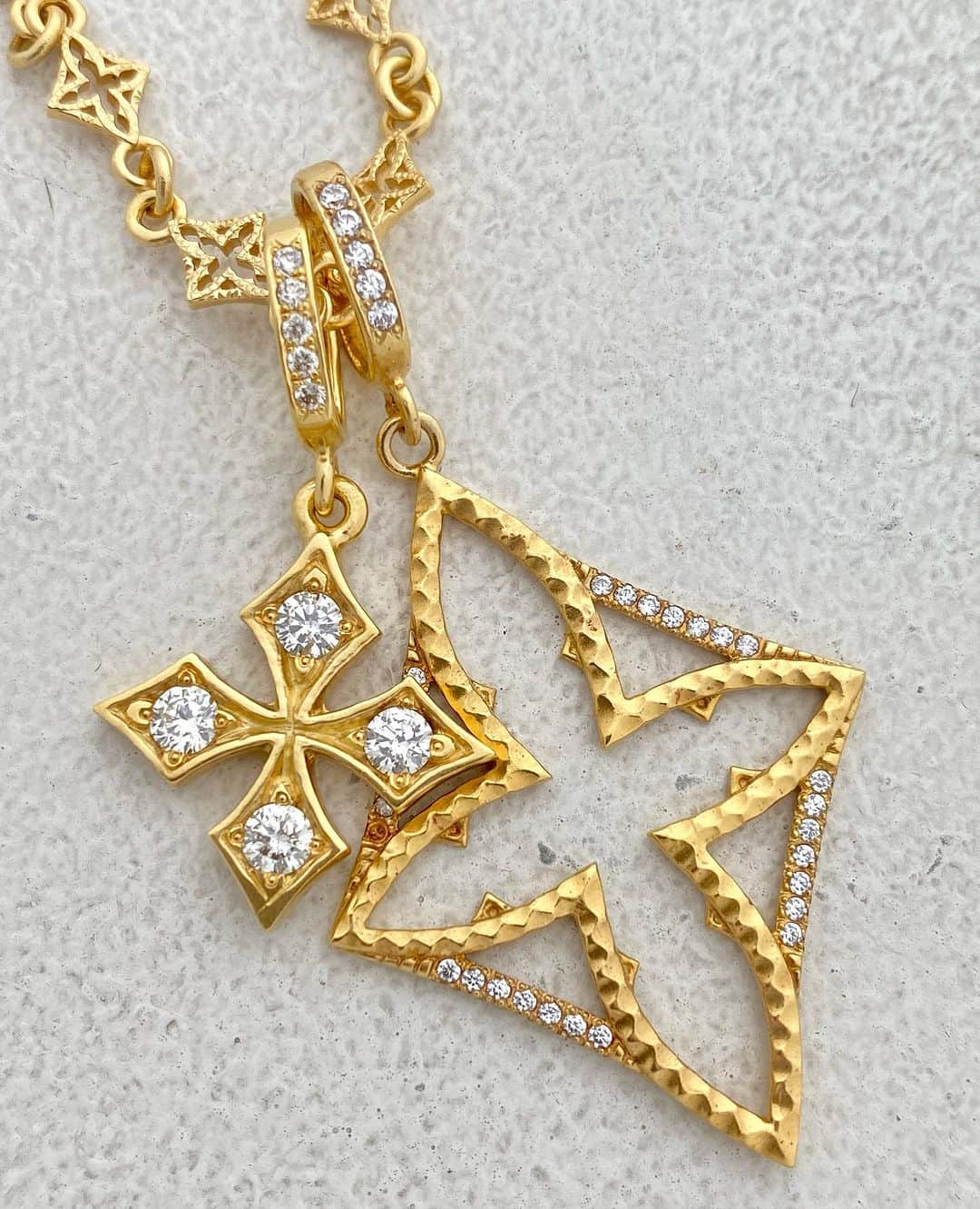 LoreeRodkin 銀座店さんのインスタグラム写真 - (LoreeRodkin 銀座店Instagram)「・ SMALL"STAR"FANCY PRINCESS CROSS  "LARGE QUARTERFOIL PENDANT"  "LOTUS QUARTERFOIL LINK CHAIN"  #loreerodkin#ローリーロドキン#ロータス#プリンセスクロス#チェーンネックレス」7月7日 15時19分 - loreerodkin_tokyo