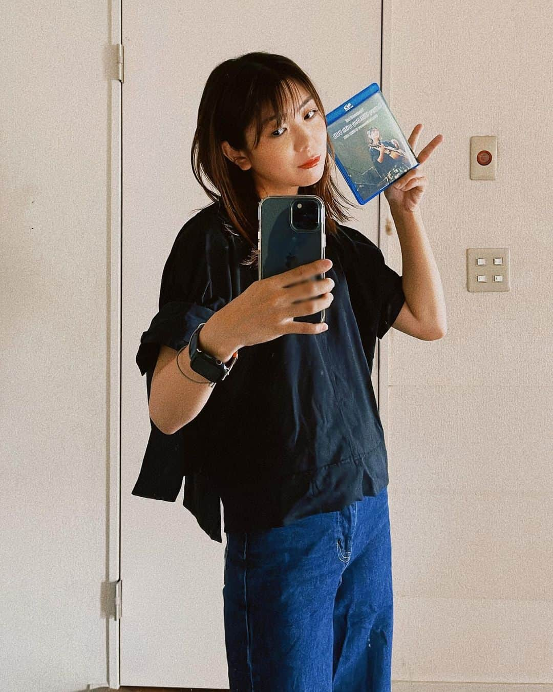 山崎あおいさんのインスタグラム写真 - (山崎あおいInstagram)「Blu-ray、出ました。 めでたいので当日の衣装を着ました。 今年のバースデーライブは、絶対に私服としては着られないようなギラギラしたものにしたいです。」7月7日 15時18分 - yamazaki_aoi