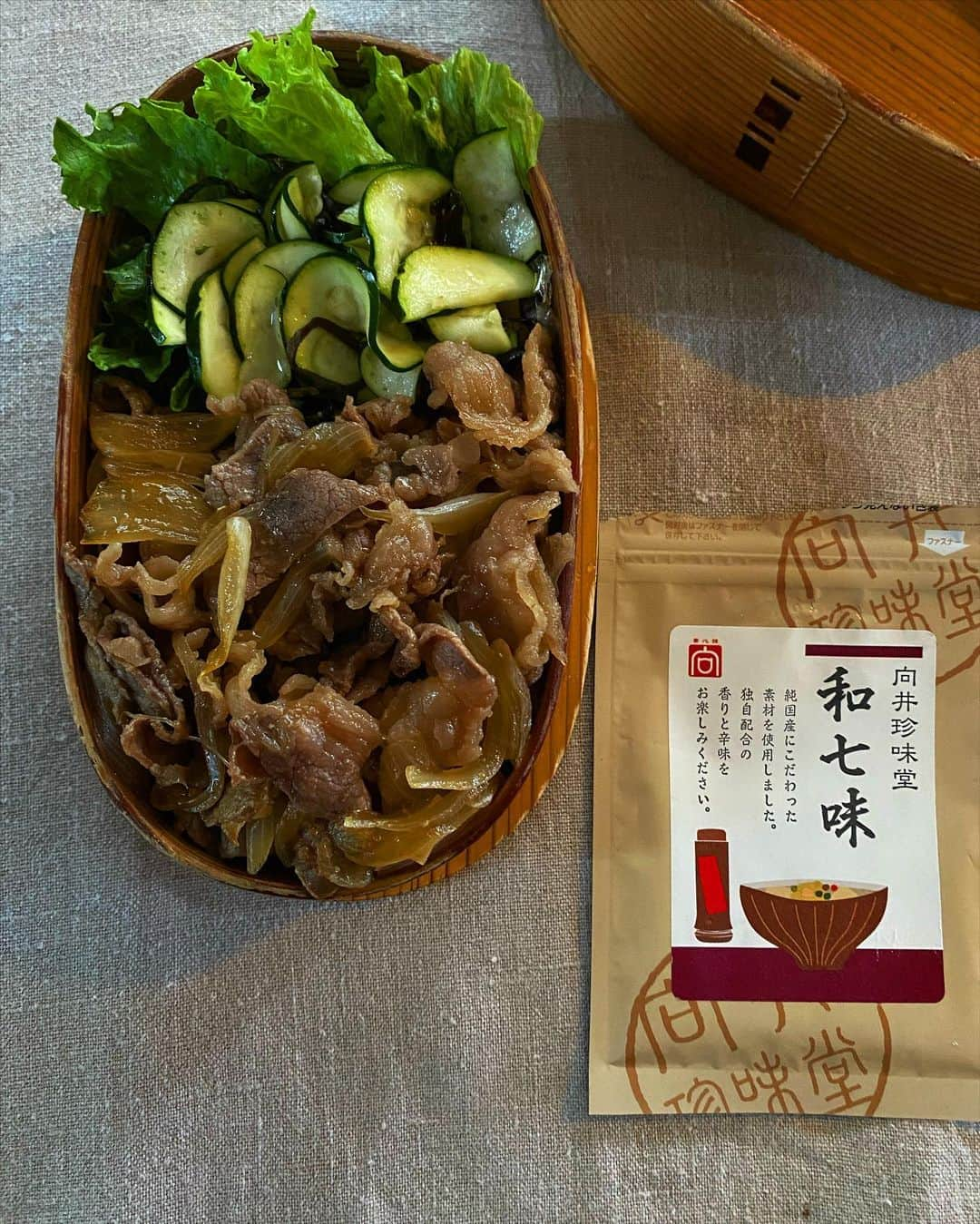 aomojiのインスタグラム：「今日の弁当  牛肉丼 生姜たっぷり ズッキーニ塩揉み昆布和え 七味添え〔好きほどかけるように〕 もち麦入りご飯  #お弁当#わっぱ弁当 #わっぱ弁当箱 #曲げわっぱ #曲げわっぱ弁当 #大館曲げわっぱ #丼弁当 #サラメシ弁当#暮らし#家族弁当 #obento #yummy #foodstagram #foodphotography #homemade #japanesefood #life #cooking #aomojibento」