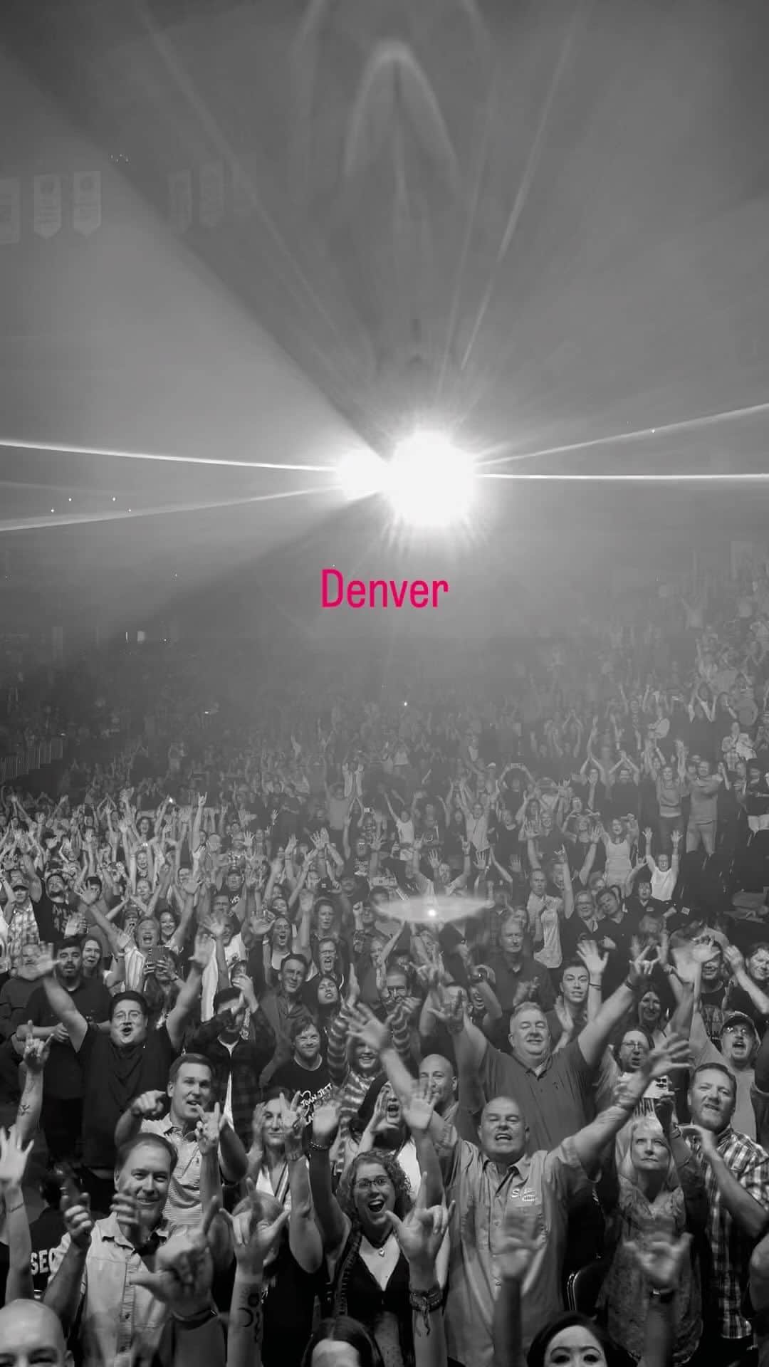 ブライアン・アダムスのインスタグラム：「Denver, full house rockin’! Thanks for coming to the show! #sohappyithurts ❤️」