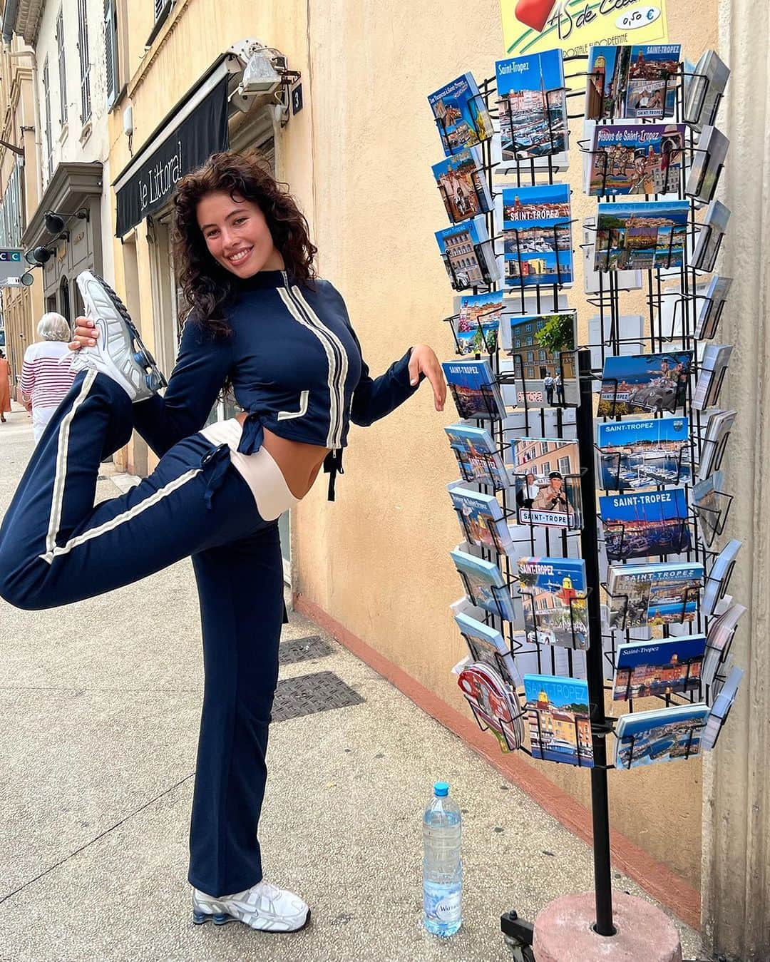 tiger Mistのインスタグラム：「With @isabellacarrr, from a place you'd rather be. ♡ Tap to shop the Regan Jacket + Pant!」