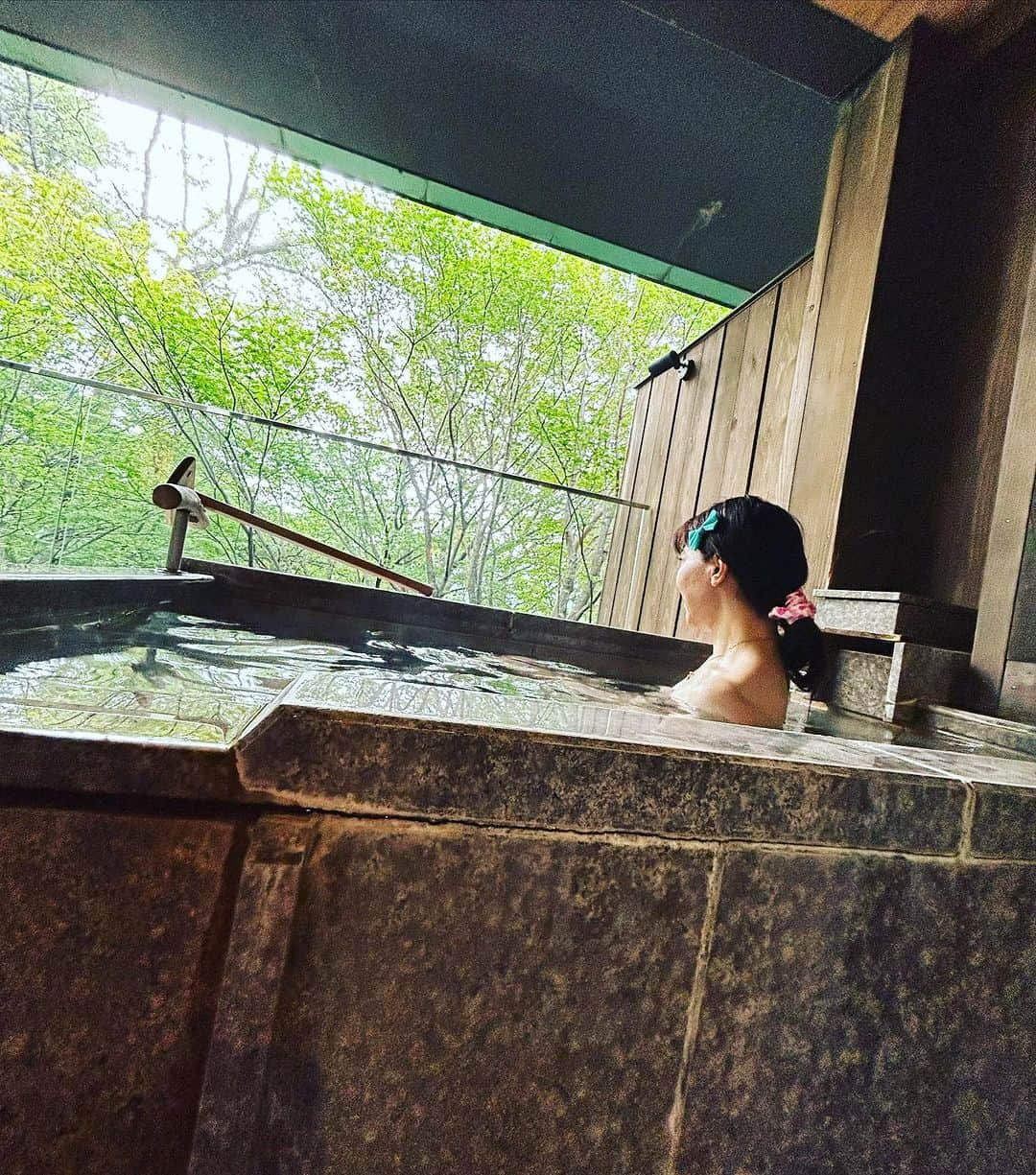 DJ MIYAさんのインスタグラム写真 - (DJ MIYAInstagram)「先日は箱根の旅館『箱根白檀』さまに行ってきたよーぉ🎵  @byakudan_official   全室源泉掛け流し露天風呂が全部屋についている高級旅館❤️💗❤️ 2016年開業の宿  宿泊:「香」和室12畳+洋室+庭園デッキ（70平米）に宿泊させて頂きましたっ♡♡  お部屋の源泉掛け流し温泉が♨️ゆったりとしてとても気持ち良かったです❤️  お部屋の露天風呂だと24時間いつでも入れるからいいですよね(o^^o)  すごく身体があたたまり森林に囲まれる温泉って素晴らしいよね♡  夜はロビー&ラウンジでワインなどのお酒がcomplimentで楽しめました(๑･̑◡･̑๑) お酒の種類も多くてお部屋にも持ちこめるのがとても良かった♡  広くて落ち着く和室にご案内いただきましたぁ💖  緑に囲まれて箱根の大自然ってほんとすごぉい🌳🌳森林浴って感じ💖  美しい畳が敷かれて 職人さんによる篭の椅子も２つ並んだ和室に、右側の洋室にはフローリングにふわふわのbedが二つさらに外には広いテラスになっていて 鳥の声も美しい♡  わたしだけの温泉って感じで贅沢で優雅な時間が楽しめました💖^ - ^  お部屋にタブレットがあるので館内施設や周辺観光について色々見れました♡  お部屋などの詳しいレポに続きます💕  お部屋数: 16室  神奈川県足柄下郡箱根町二ノ平1297-5  箱根登山鉄道　小涌谷駅よりご送迎していただけます♪🌈  撮影日:27.Jun.2023  #白檀 #箱根白檀 #箱根旅館 #箱根女子旅　#強羅温泉 #小涌谷 #箱根温泉 #箱根 #箱根の宿 #温泉旅行 #宿泊記 #箱根観光 #源泉かけ流し　 #源泉掛け流し #箱根登山鉄道 #旅行記 #箱根旅館  #トラベラー #温泉好き #グルメインフルエンサー #トラベルインフルエンサー #旅ブロガー #旅インスタグラマー #グルメインスタグラマー #箱根の旅 #トリップアドバイザー  #ホカンス #ステイケーション  #マイトリップMIYA」7月7日 15時34分 - dj_miya