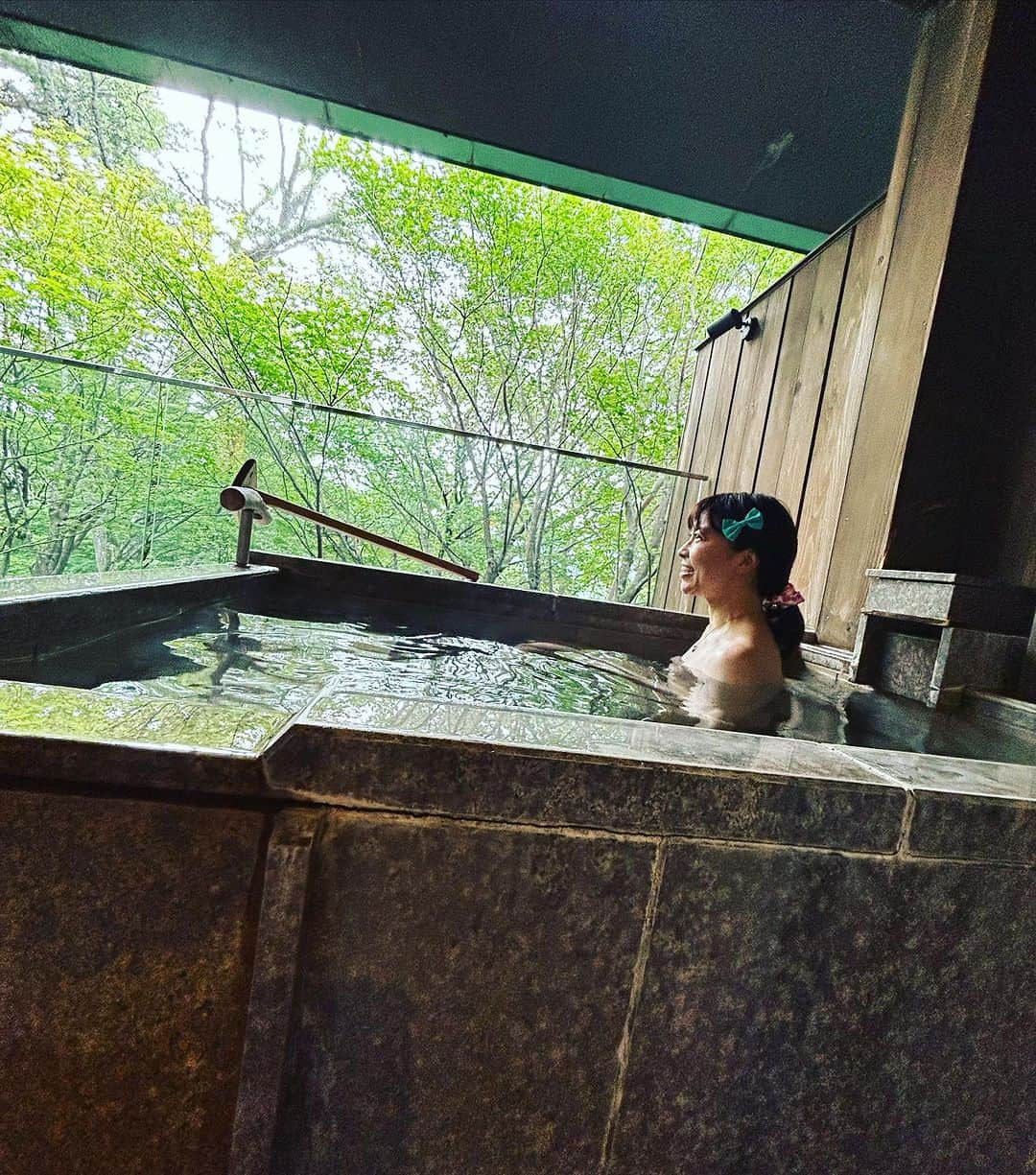 DJ MIYAさんのインスタグラム写真 - (DJ MIYAInstagram)「先日は箱根の旅館『箱根白檀』さまに行ってきたよーぉ🎵  @byakudan_official   全室源泉掛け流し露天風呂が全部屋についている高級旅館❤️💗❤️ 2016年開業の宿  宿泊:「香」和室12畳+洋室+庭園デッキ（70平米）に宿泊させて頂きましたっ♡♡  お部屋の源泉掛け流し温泉が♨️ゆったりとしてとても気持ち良かったです❤️  お部屋の露天風呂だと24時間いつでも入れるからいいですよね(o^^o)  すごく身体があたたまり森林に囲まれる温泉って素晴らしいよね♡  夜はロビー&ラウンジでワインなどのお酒がcomplimentで楽しめました(๑･̑◡･̑๑) お酒の種類も多くてお部屋にも持ちこめるのがとても良かった♡  広くて落ち着く和室にご案内いただきましたぁ💖  緑に囲まれて箱根の大自然ってほんとすごぉい🌳🌳森林浴って感じ💖  美しい畳が敷かれて 職人さんによる篭の椅子も２つ並んだ和室に、右側の洋室にはフローリングにふわふわのbedが二つさらに外には広いテラスになっていて 鳥の声も美しい♡  わたしだけの温泉って感じで贅沢で優雅な時間が楽しめました💖^ - ^  お部屋にタブレットがあるので館内施設や周辺観光について色々見れました♡  お部屋などの詳しいレポに続きます💕  お部屋数: 16室  神奈川県足柄下郡箱根町二ノ平1297-5  箱根登山鉄道　小涌谷駅よりご送迎していただけます♪🌈  撮影日:27.Jun.2023  #白檀 #箱根白檀 #箱根旅館 #箱根女子旅　#強羅温泉 #小涌谷 #箱根温泉 #箱根 #箱根の宿 #温泉旅行 #宿泊記 #箱根観光 #源泉かけ流し　 #源泉掛け流し #箱根登山鉄道 #旅行記 #箱根旅館  #トラベラー #温泉好き #グルメインフルエンサー #トラベルインフルエンサー #旅ブロガー #旅インスタグラマー #グルメインスタグラマー #箱根の旅 #トリップアドバイザー  #ホカンス #ステイケーション  #マイトリップMIYA」7月7日 15時34分 - dj_miya