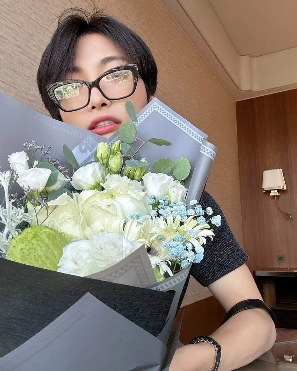 ATEEZさんのインスタグラム写真 - (ATEEZInstagram)「[#인星화그램] 대만 무사 도착😆 feat.꽃선물💐  #ATEEZ #에이티즈 #SEONGHWA #성화」7月7日 15時35分 - ateez_official_