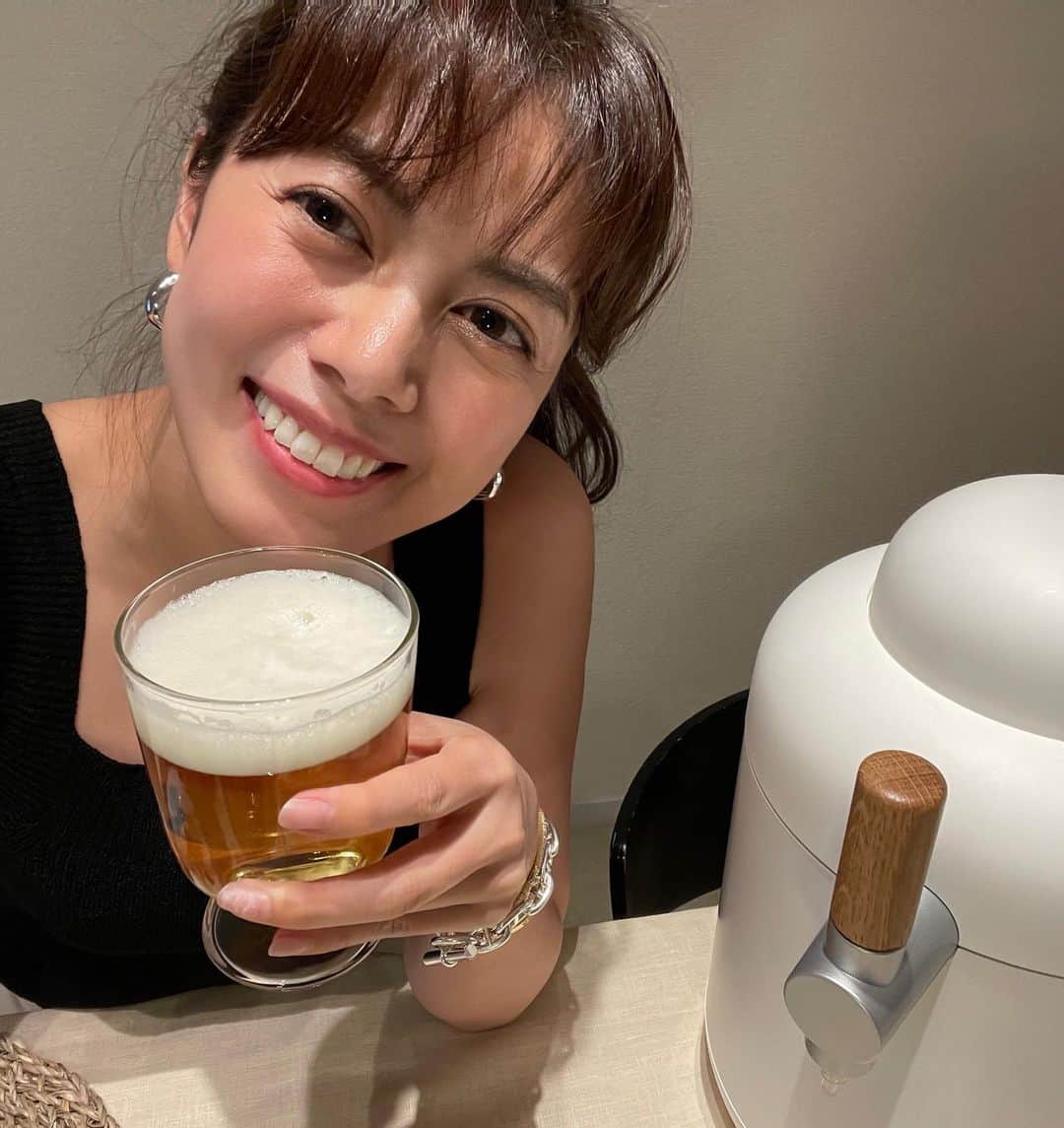 中林美和さんのインスタグラム写真 - (中林美和Instagram)「STORY 8月号の撮影で出会った キリンのホームタップ。 ついに我が家にもやってきました。 自宅でクリーミーな泡で、 飲み頃に冷えたビールが飲めるなんて、 想像以上に美味しいし、楽しいの！ ビールサーバーって聞くと大きくて場所を取るイメージがあったけど、 ホームタップはシンプルでお部屋に馴染むし、 コロンとした形がなんとも可愛い。 自宅にいるのに本格的な生ビールが飲めて贅沢な気分です♡  今日はタコスに合わせてビールパーティー♪ これから暑い日が続くから、 今年の夏は家の中で ホームビアガーデン気分をたくさん楽しめそう！  #PR#キリンホームタップ#ホームビアガーデン #ビールサーバーがある夏#夢の1ヶ月お試しプラン」7月7日 15時37分 - miwanakabayashi