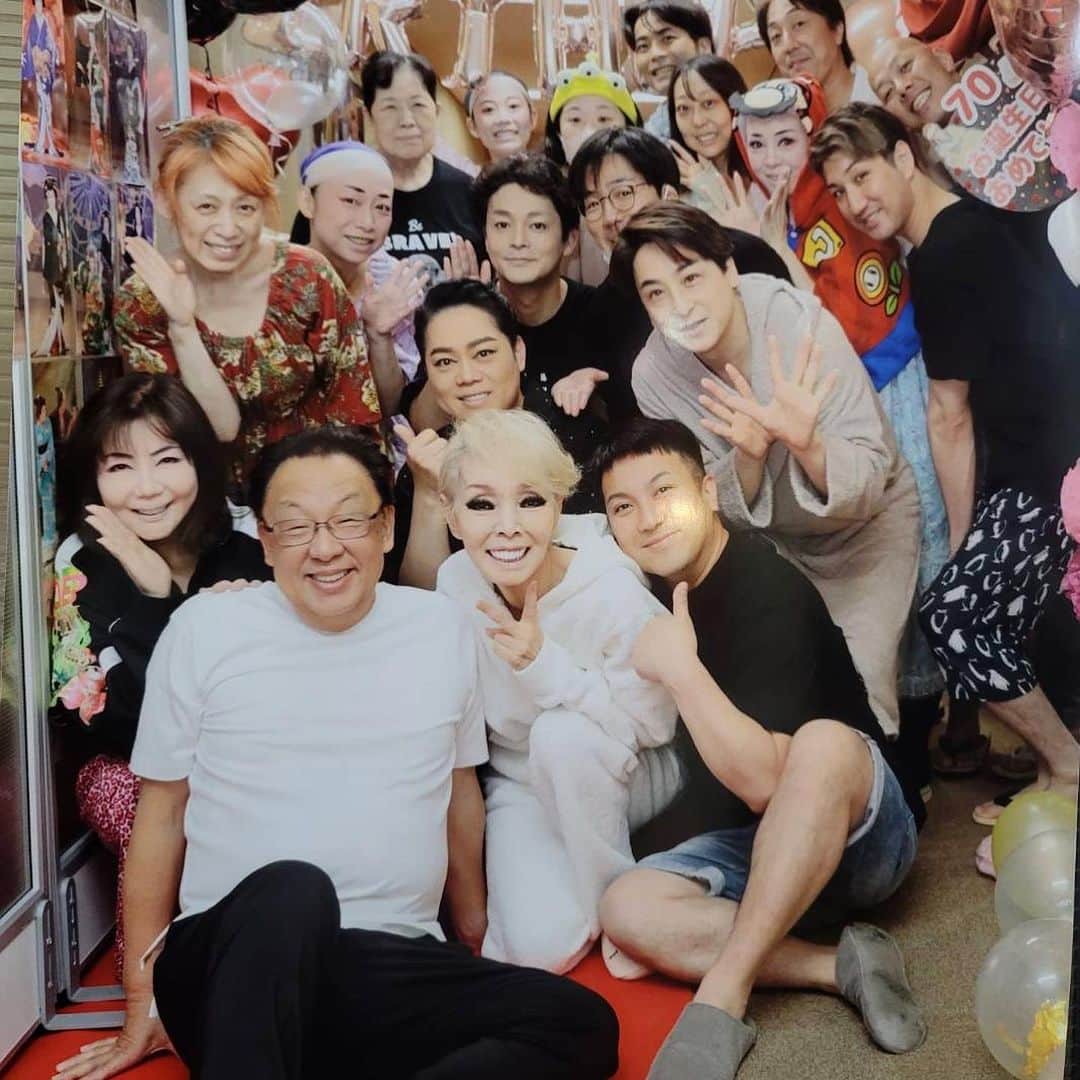 梅沢富美男のインスタグラム：「7月7日は研ナオコさんのお誕生日！ 楽屋でみんなでお祝いしました！ 研さんにとっていい１年になりますように！  #研ナオコ #誕生日 #七夕」
