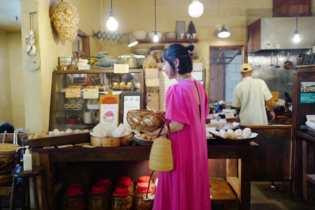 近藤夏子のインスタグラム：「お気に入りすぎるパン屋さん🥐🥖🥯🍞 沖縄で志穂 @shiho_takechi に連れて行って貰った💓 志穂が連れて行ってくれるところでハズレなんてあるわけないねんけど、このパン屋さんは味はもちろん、お店の雰囲気も大好物でした💗  水円 @suienmoon 🏡🌳 また必ず行きます🙋‍♀️  もちろんこの日も買い過ぎましたとさ🤤(パン屋さんあるあるよね、まじでw) #沖縄 #沖縄旅行 #水円 #パン屋水円 #パン屋さん」