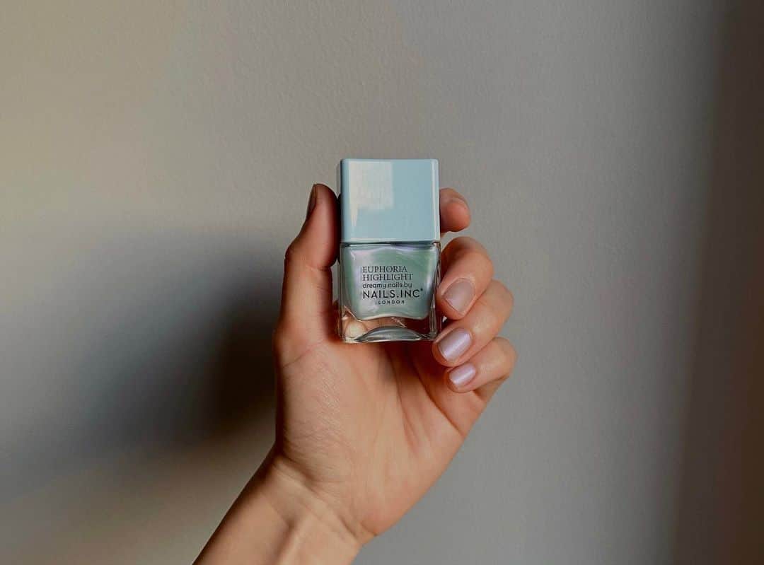 のインスタグラム：「@nailsinc.jp のシマーカラーコレクション。Must Be Magicは水面みたいなブルーのオーロラパールのネイルカラー。角度によって違う煌めきが美しくてうっとりする🐋🎋涼しげなこういう色大好き〜  EUPHORIA HIGHLIGHT Must Be Magic  #nailsinc」