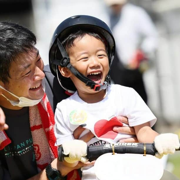 striderjapanさんのインスタグラム写真 - (striderjapanInstagram)「【今週のストライダーキッズ】は、6/3(日)に開催された「エンジョイカップ　福岡マリンワールド海の中道ステージ」から。 スタート前にパパといっしょに笑うキミ！ふたりともとってもたのしそう。またエンジョイカップにあそびにきてね。  #ストライダー #ストライダーキッズ #ストライダーに乗ろう #ストライダーエンジョイカップ #ストライダーで冒険 #strider」7月7日 15時58分 - striderjapan