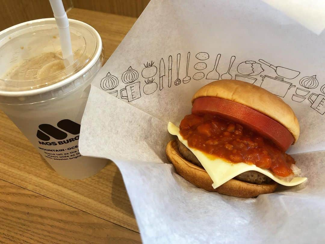 ホリエアツシさんのインスタグラム写真 - (ホリエアツシInstagram)「#モスバーガー というカルチャー #モスチーズバーガー 🍔 #モスシェイクコーヒー 🥤」7月7日 15時53分 - a.horie