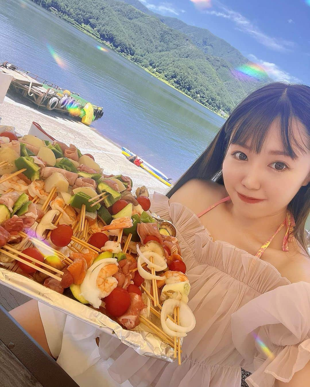 愛場れいらのインスタグラム：「バーベキュー最高だった🍺🍖 地元女子も集合💓✌️  やっぱ夏は🌴外でワイワイしたい✨✨  なんちゃん山梨県民に馴染んでた🤣 一緒に料理の仕込みがんばったよ🦐  #マリンスポーツ　#バーベキュー　#アクティビティ　#河口湖　#水上スキー　#ウェイクボード　#サップ　#夏満喫」