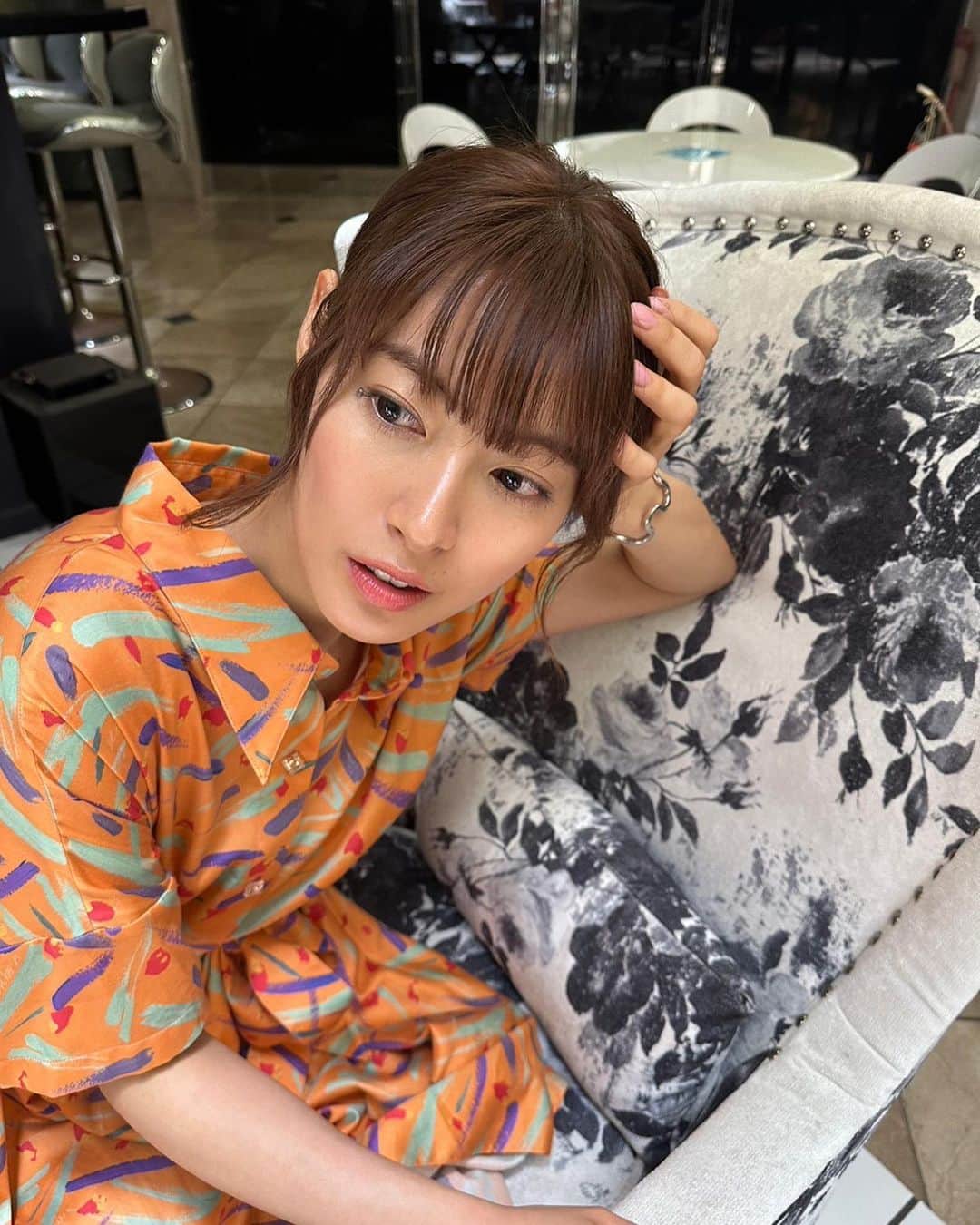 瀧本美織のインスタグラム：「☁️ノンレムの窓☀️ 「出世したくない君へ」に出演します！ バカリズムさんの脚本シュールで面白かった🤣 瀬戸康史さんと貞子以来10年ぶりにお会いして色々お話でき嬉しかったです😆 衣装色とりどり🧡🩷🩵 8日22時〜みてください🧚🏻   #ノンレムの窓  #バカリズム さん」