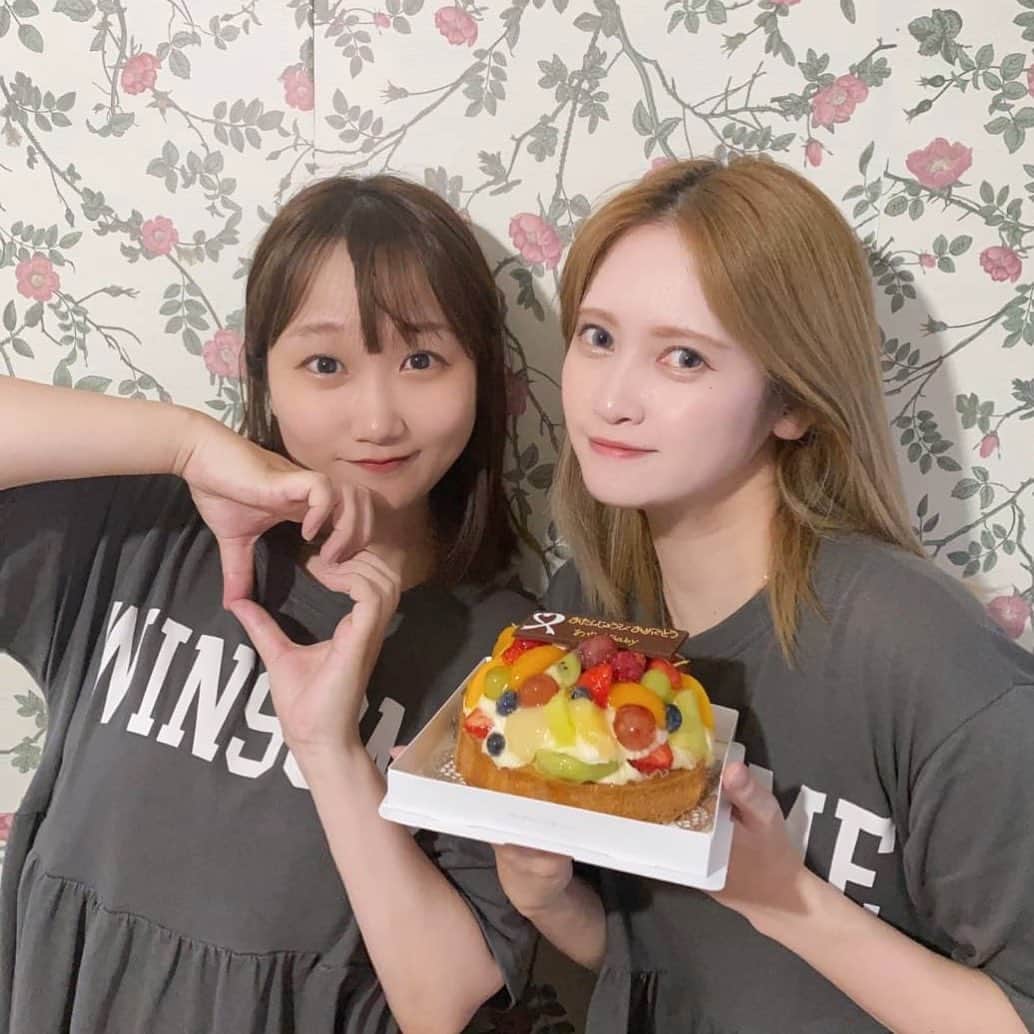 のインスタグラム：「毎年毎年ありがとうございます🫶🏻💕 祝ってくれる友達が居る幸せ☺️ 彩夏の友達の「るんぴさん」ってファンにも親にも友達にも認知されているよ🤣  #birthday #birthdayparty #bff #お誕生日 #お誕生日会 #ありがとう #thankyou #mybirthday #fyp」